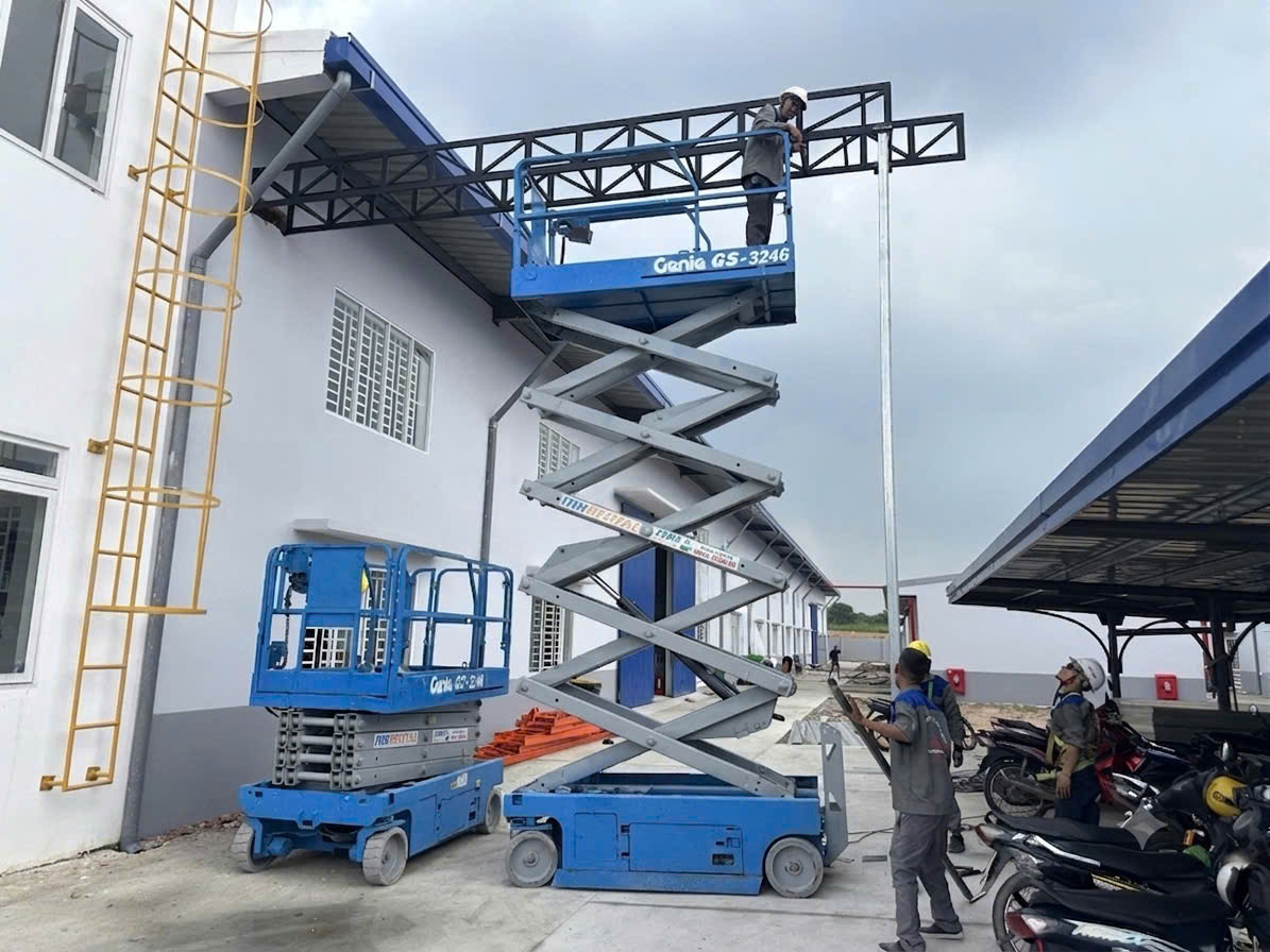 Thi công lắp đặt máng cáp điện trên trần nhà xưởng