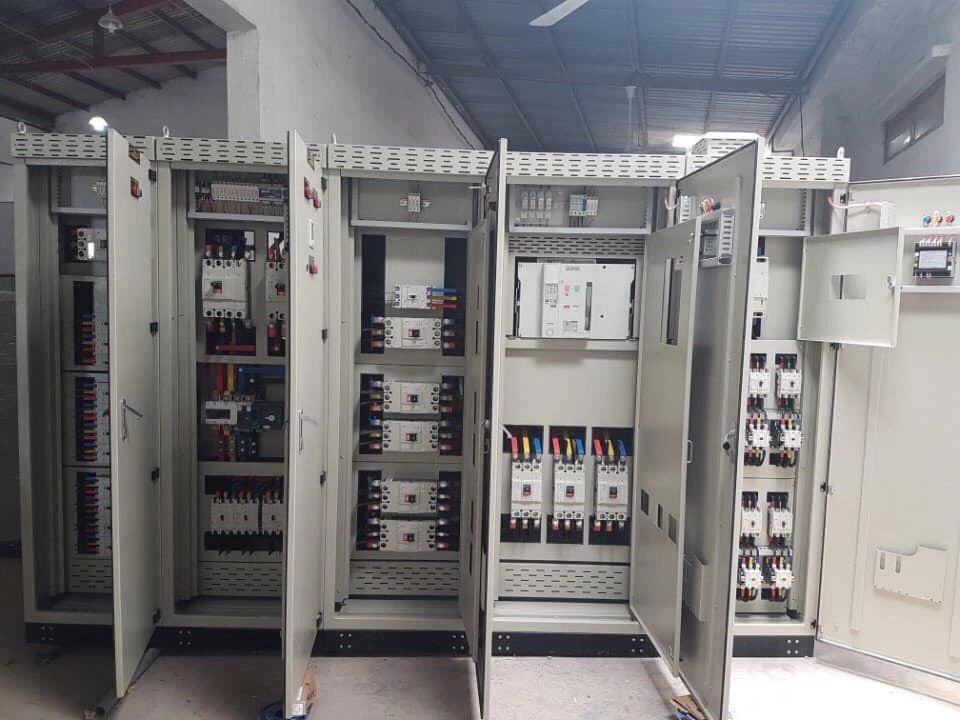 Dãy tủ điện phân phối đang đấu nối tại công trình