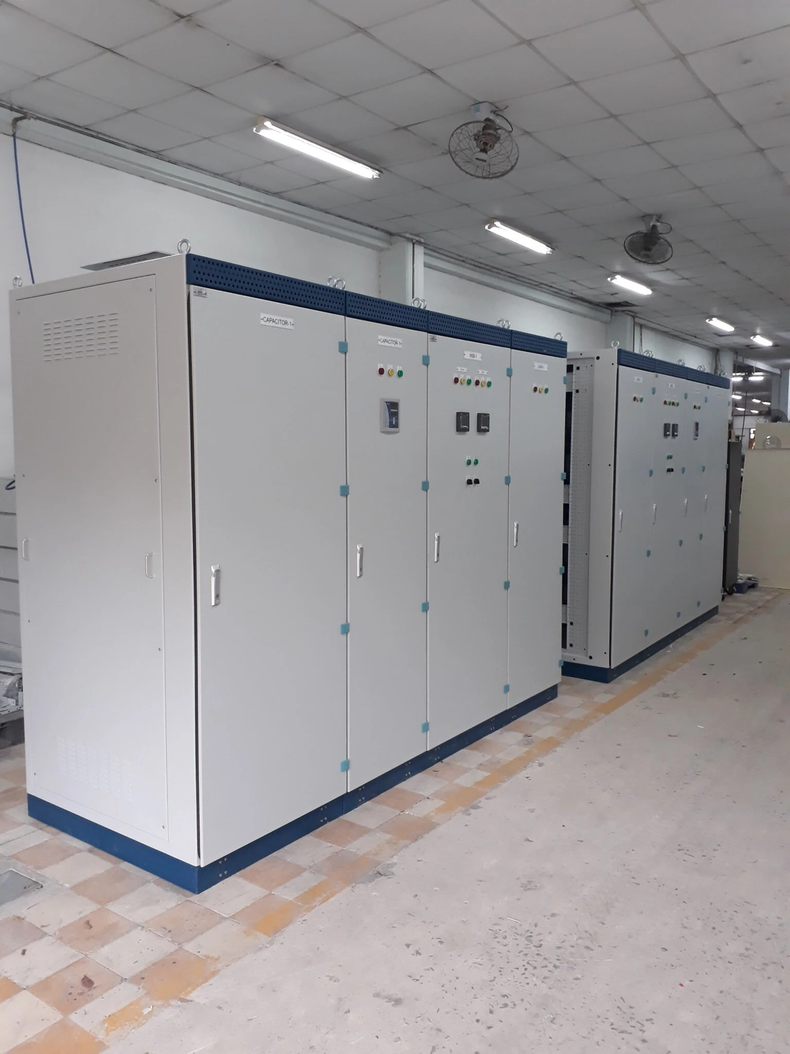 Dãy tủ điện công nghiệp hoàn thiện trong phòng điện