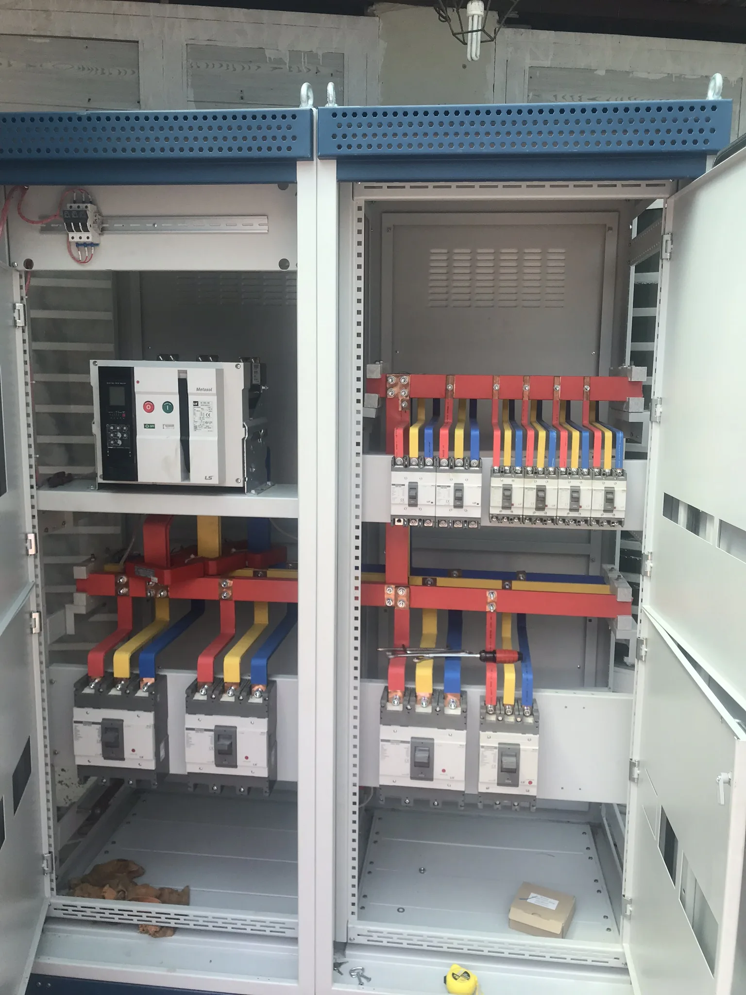 Tủ tụ bù công suất phản kháng cho hệ thống điện nhà xưởng