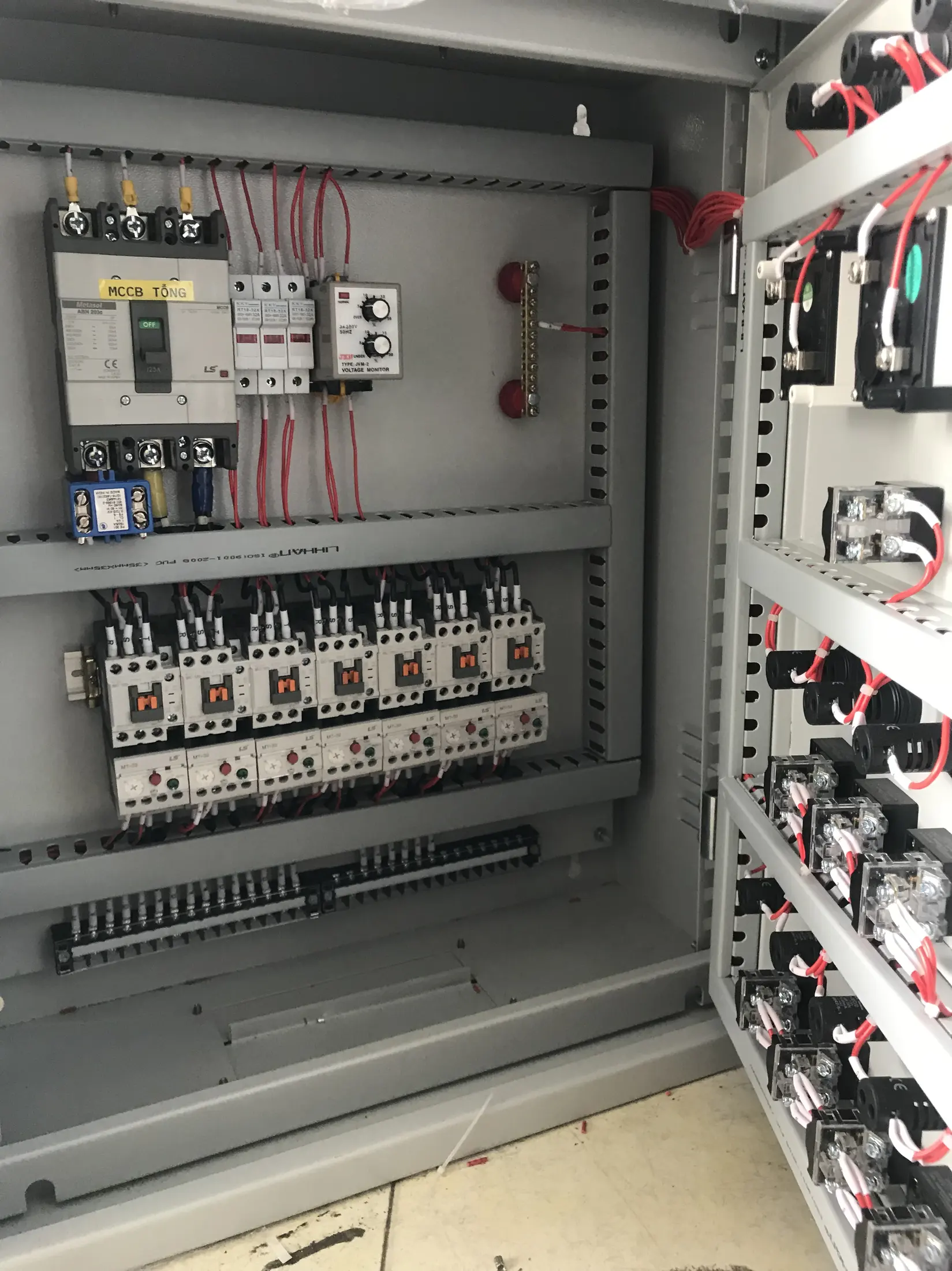 Đấu nối thiết bị và dây dẫn bên trong tủ điều khiển