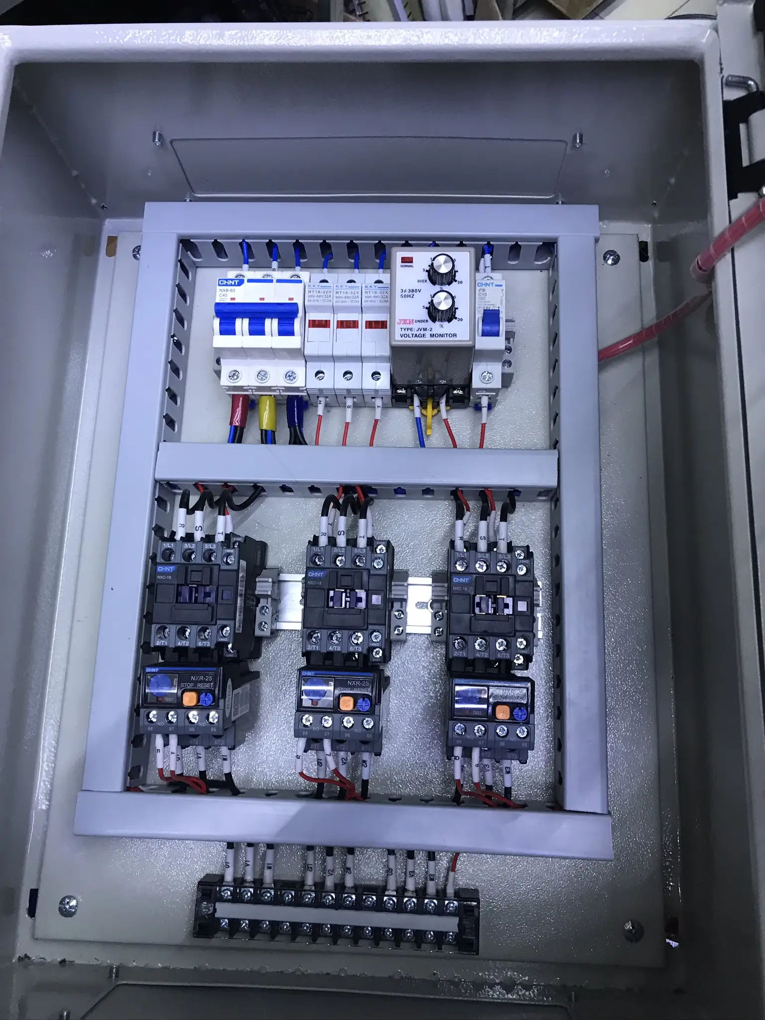 Aptomat MCCB và đồng hồ đo trong tủ điện nhánh