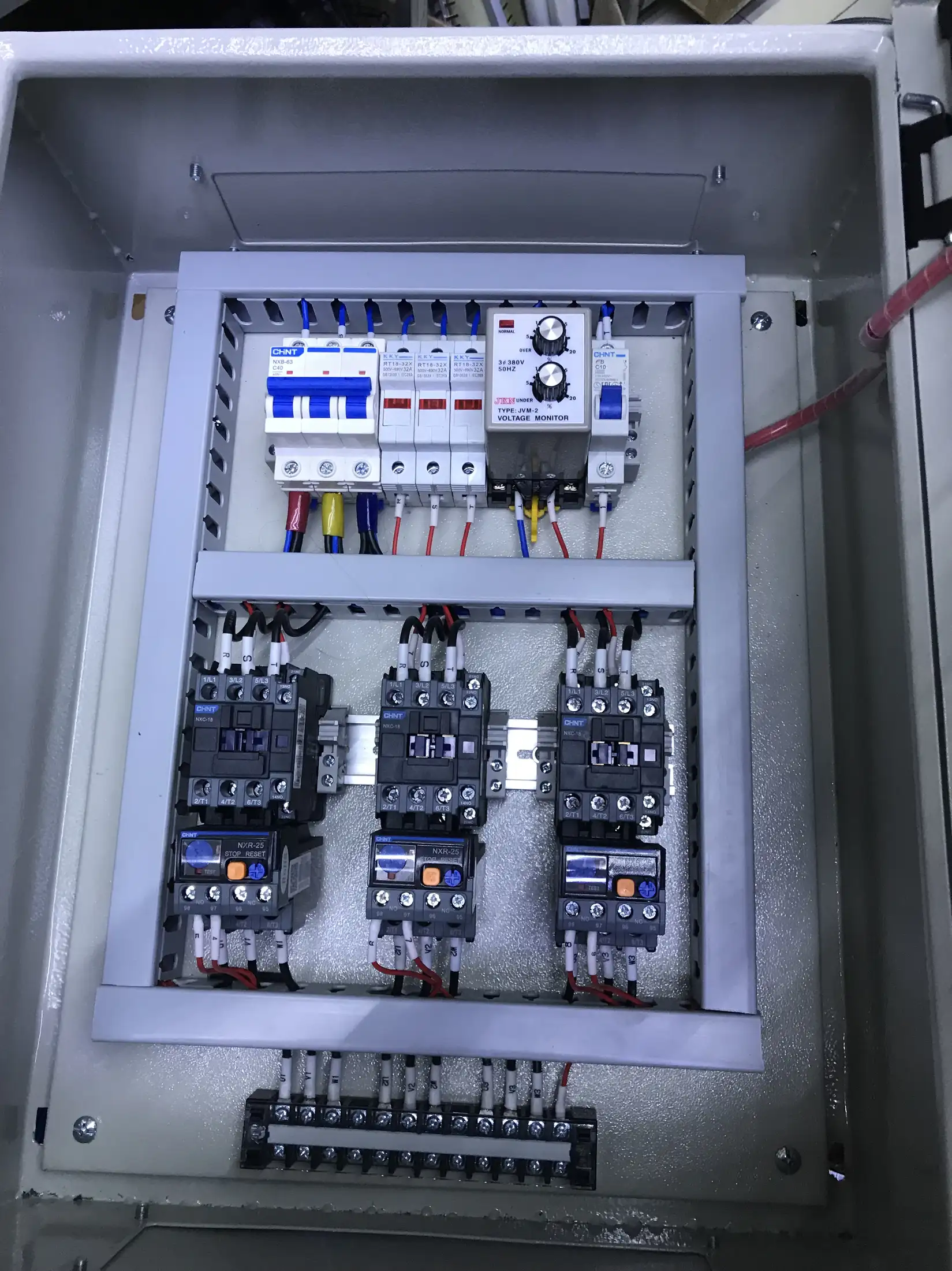 Khởi động từ và contactor bên trong tủ điều khiển