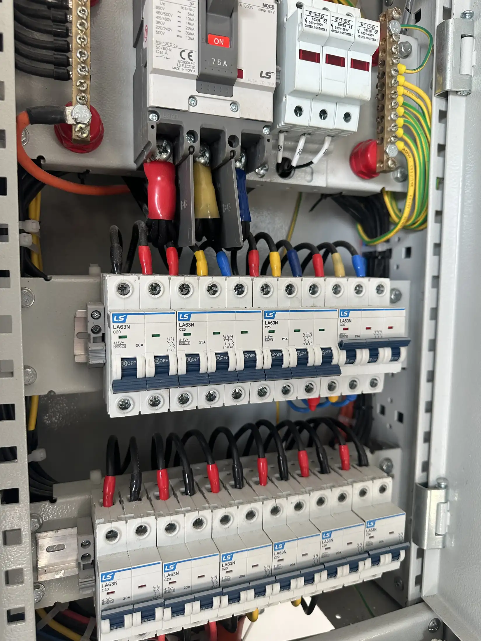 Dãy aptomat MCB bên trong tủ điện phân phối