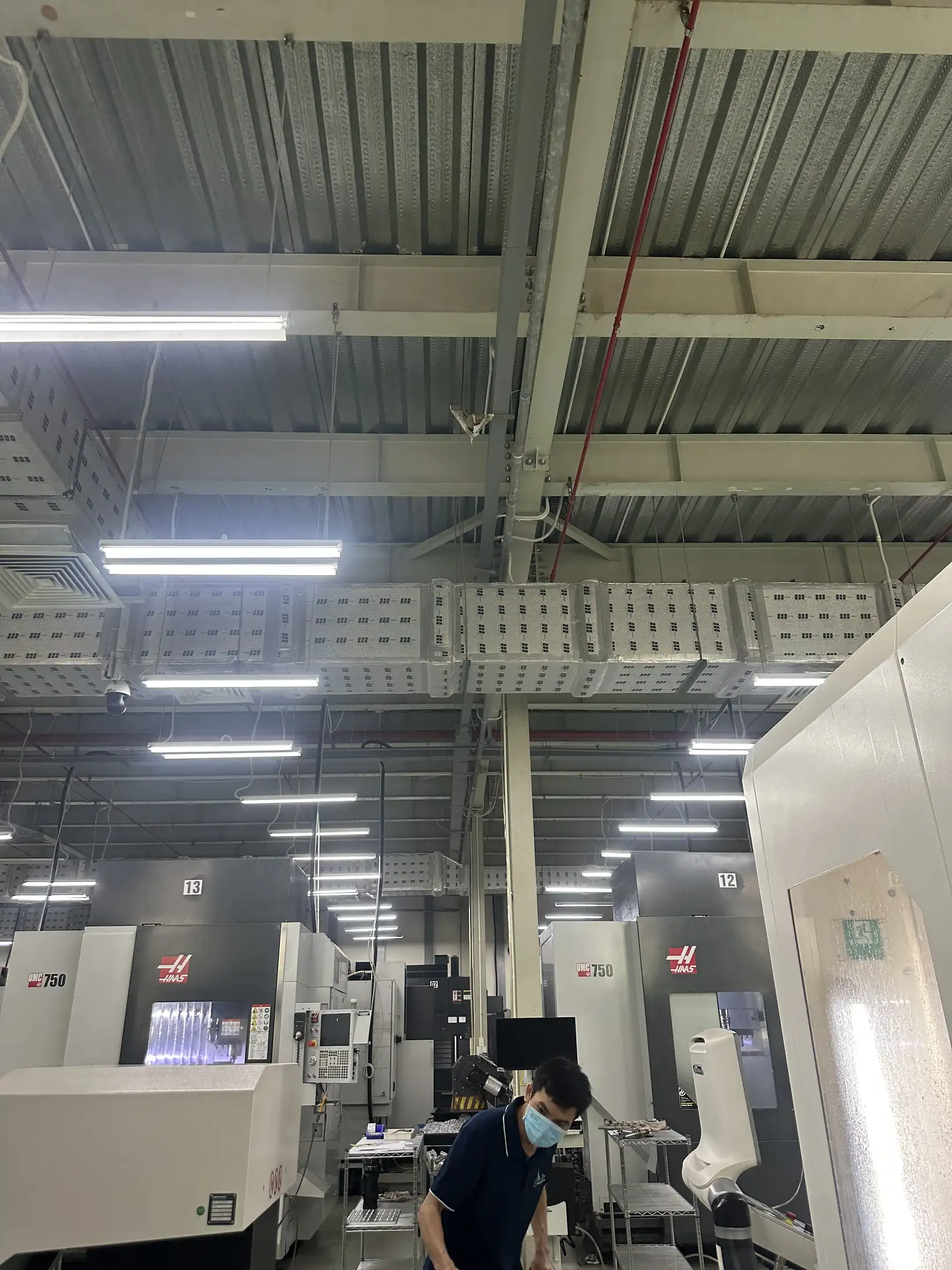 Hệ thống chiếu sáng và máng cáp trần nhà xưởng tại Bình Phước