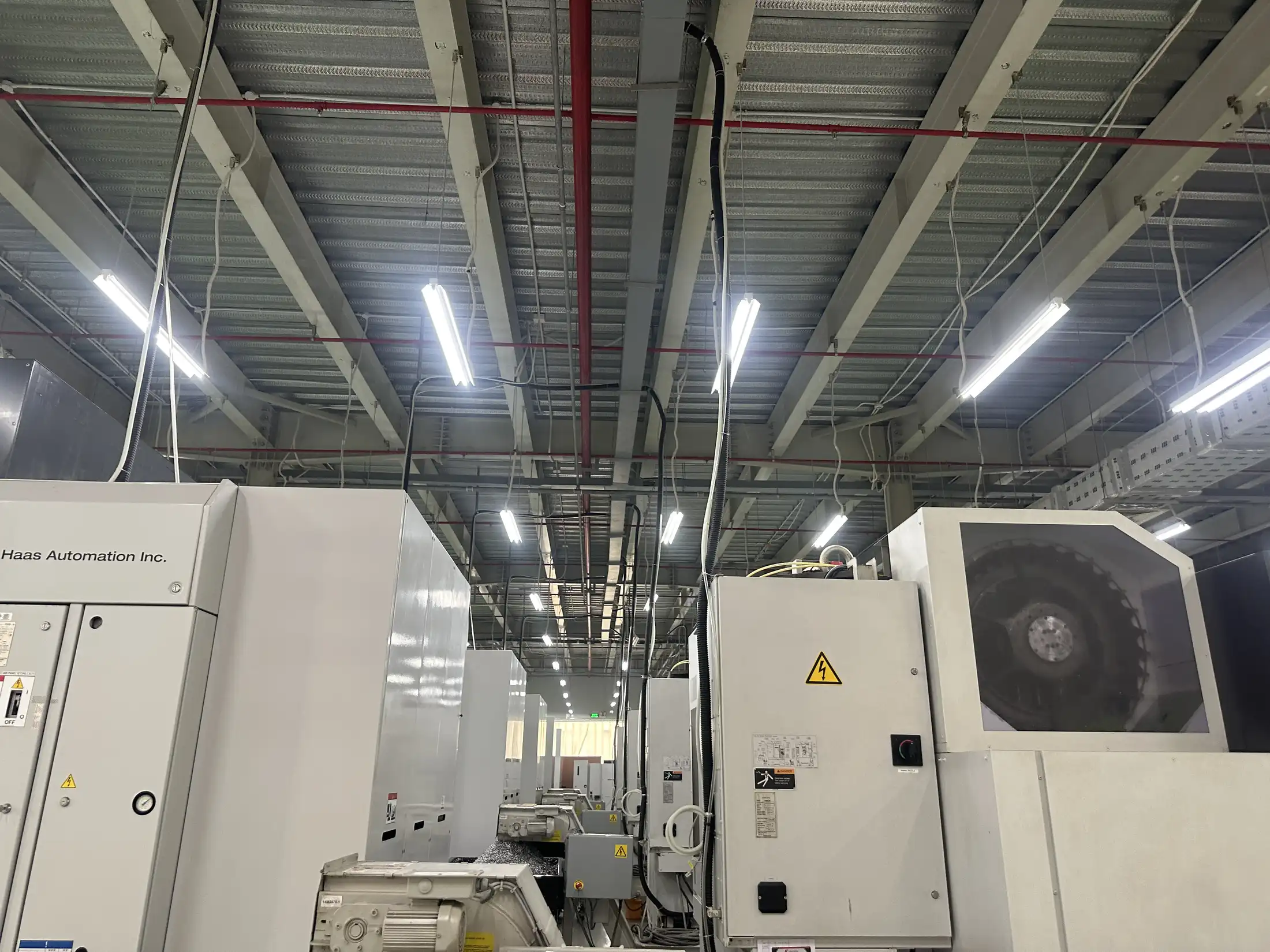 Máng cáp điện và ống gió lắp trên trần kỹ thuật