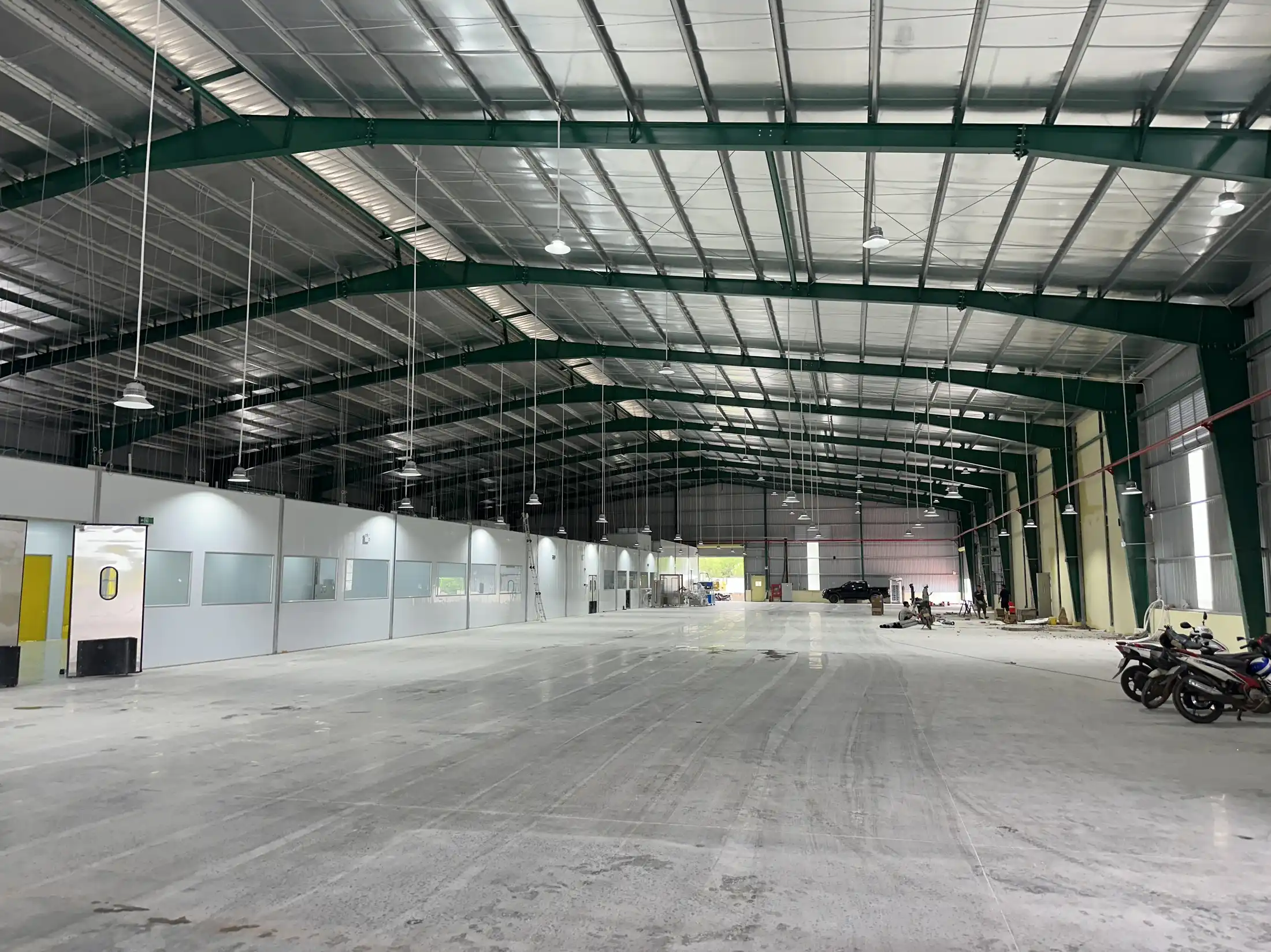 Nhà xưởng khung thép chuẩn bị lắp đặt hệ thống điện