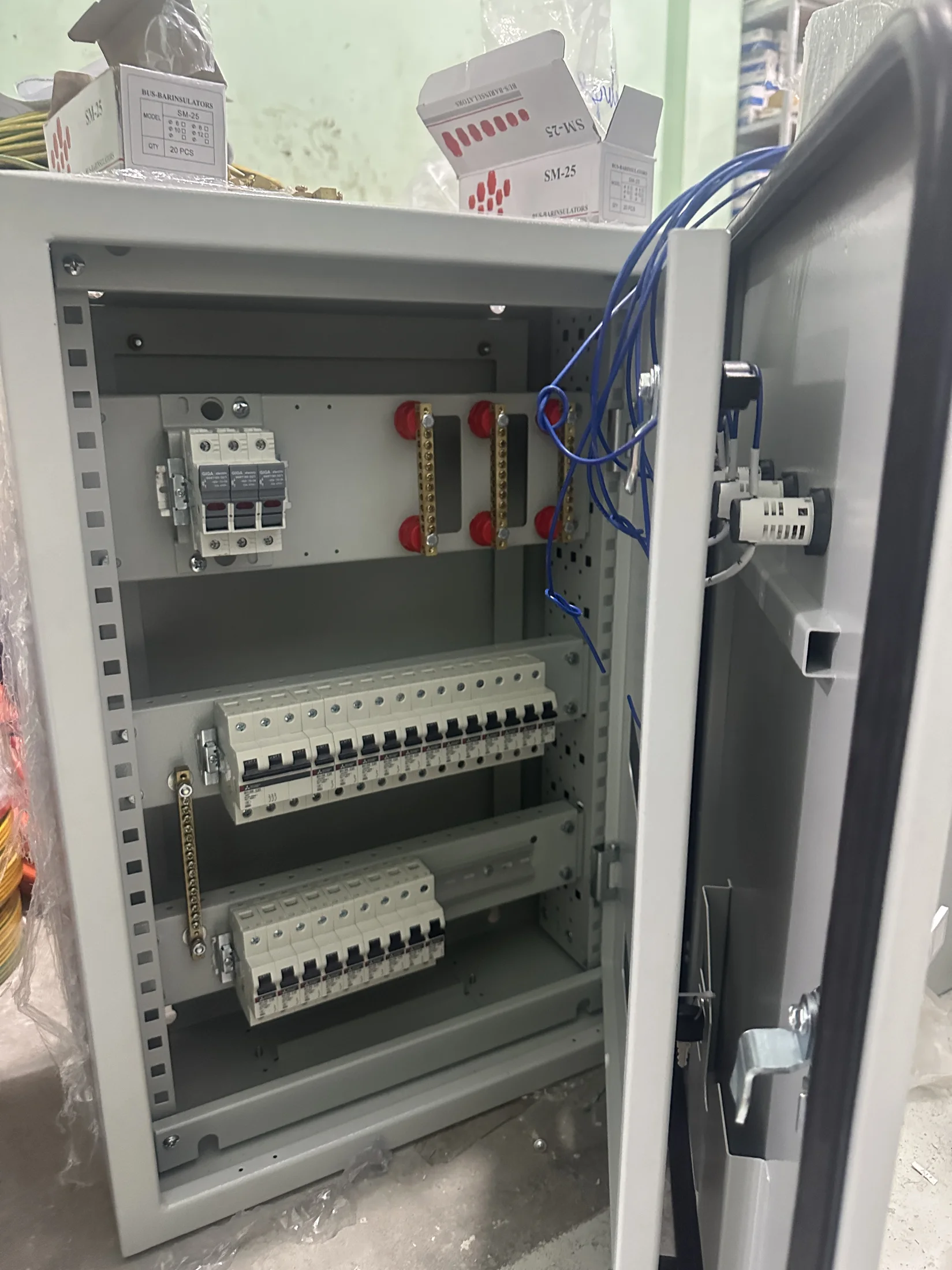 Aptomat và đấu nối dây bên trong tủ điện nhánh
