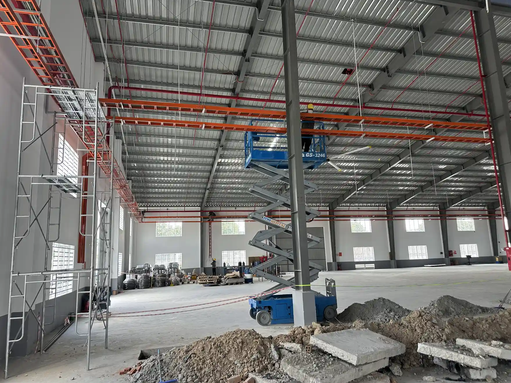 Tuyến máng cáp và tủ điện nhánh trong nhà xưởng cơ khí