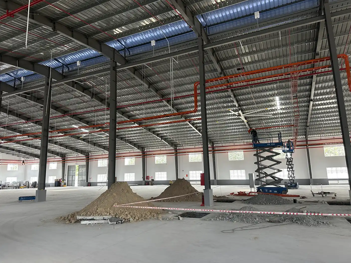 Thi công điện nhà xưởng khung thép bằng xe nâng người