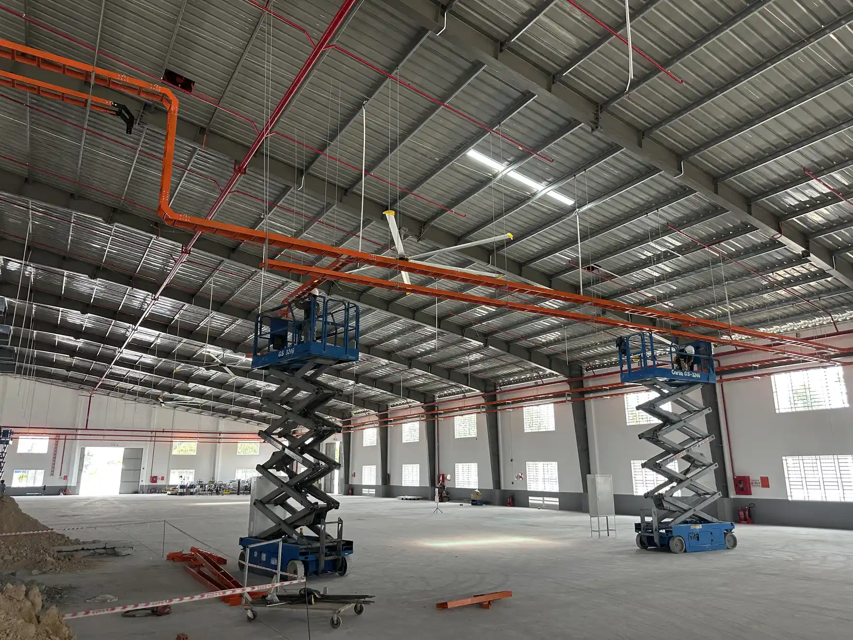Tuyến ống điện và máng cáp trên khung mái nhà xưởng
