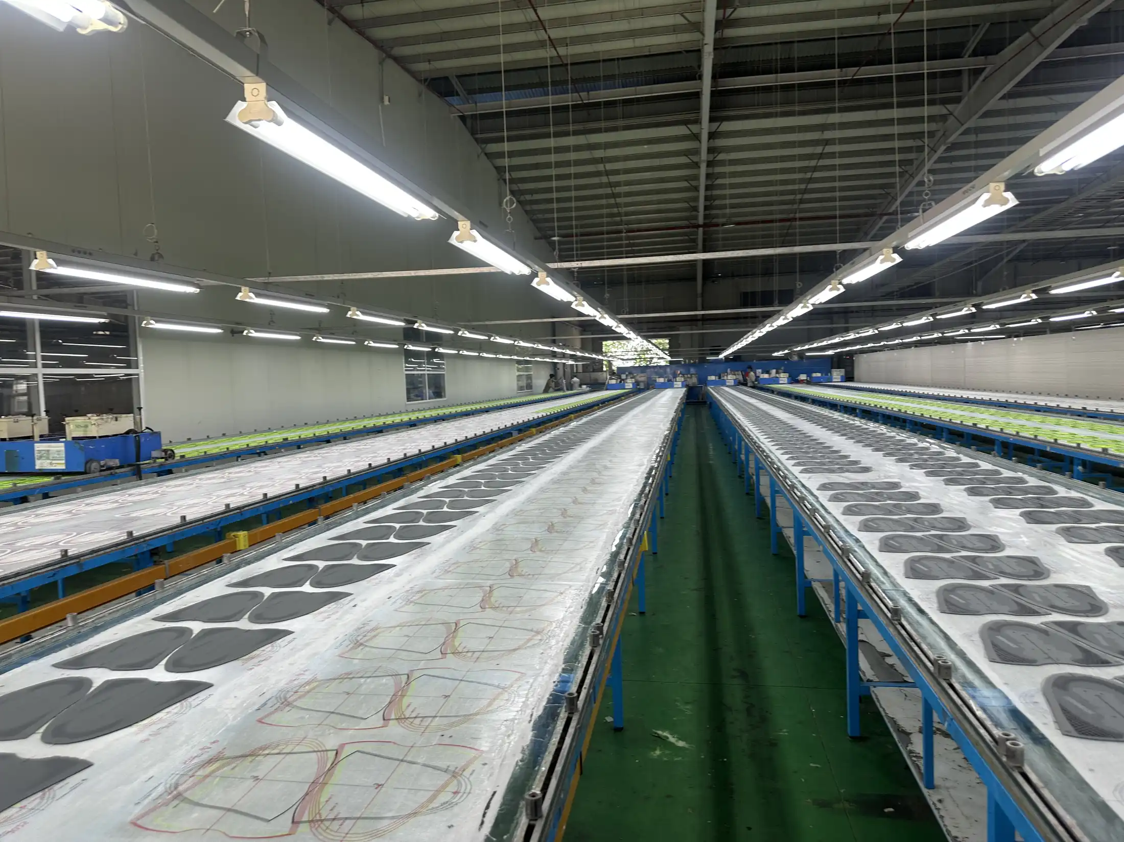 Chiếu sáng LED dọc chuyền sản xuất trong nhà máy