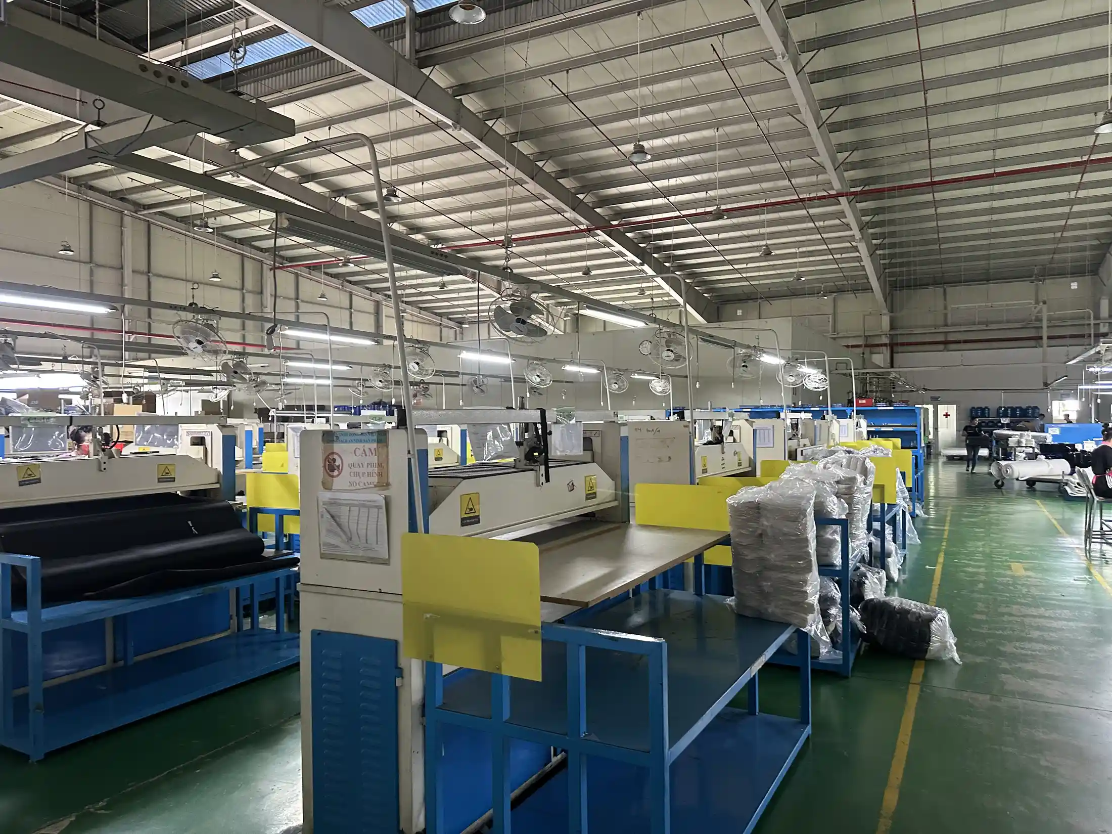 Hệ thống điện cấp nguồn cho máy móc trong xưởng sản xuất
