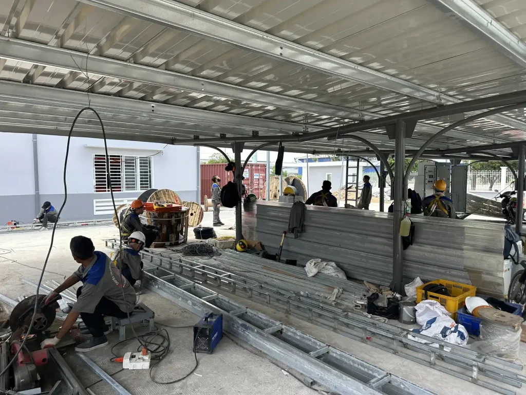 Các đoạn thang cáp và máng cáp được tập kết, gia công dưới mái che trước khi lắp lên cao