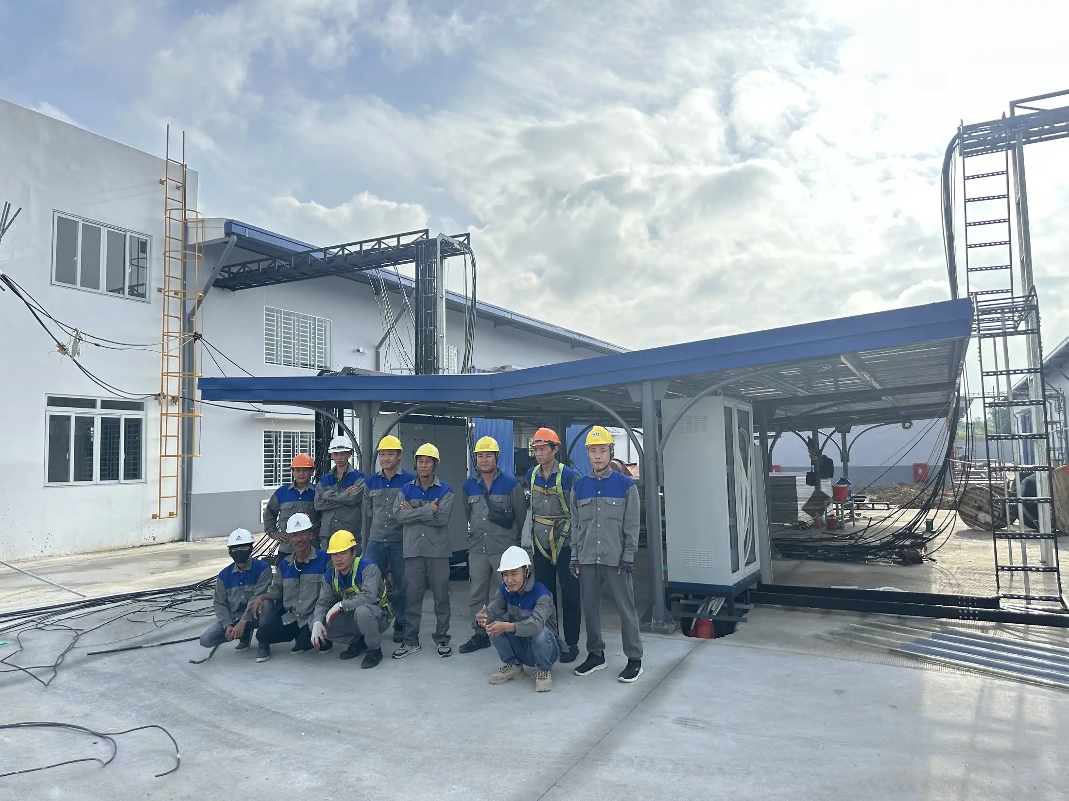 Đội thi công lắp đặt trạm biến áp cho nhà xưởng