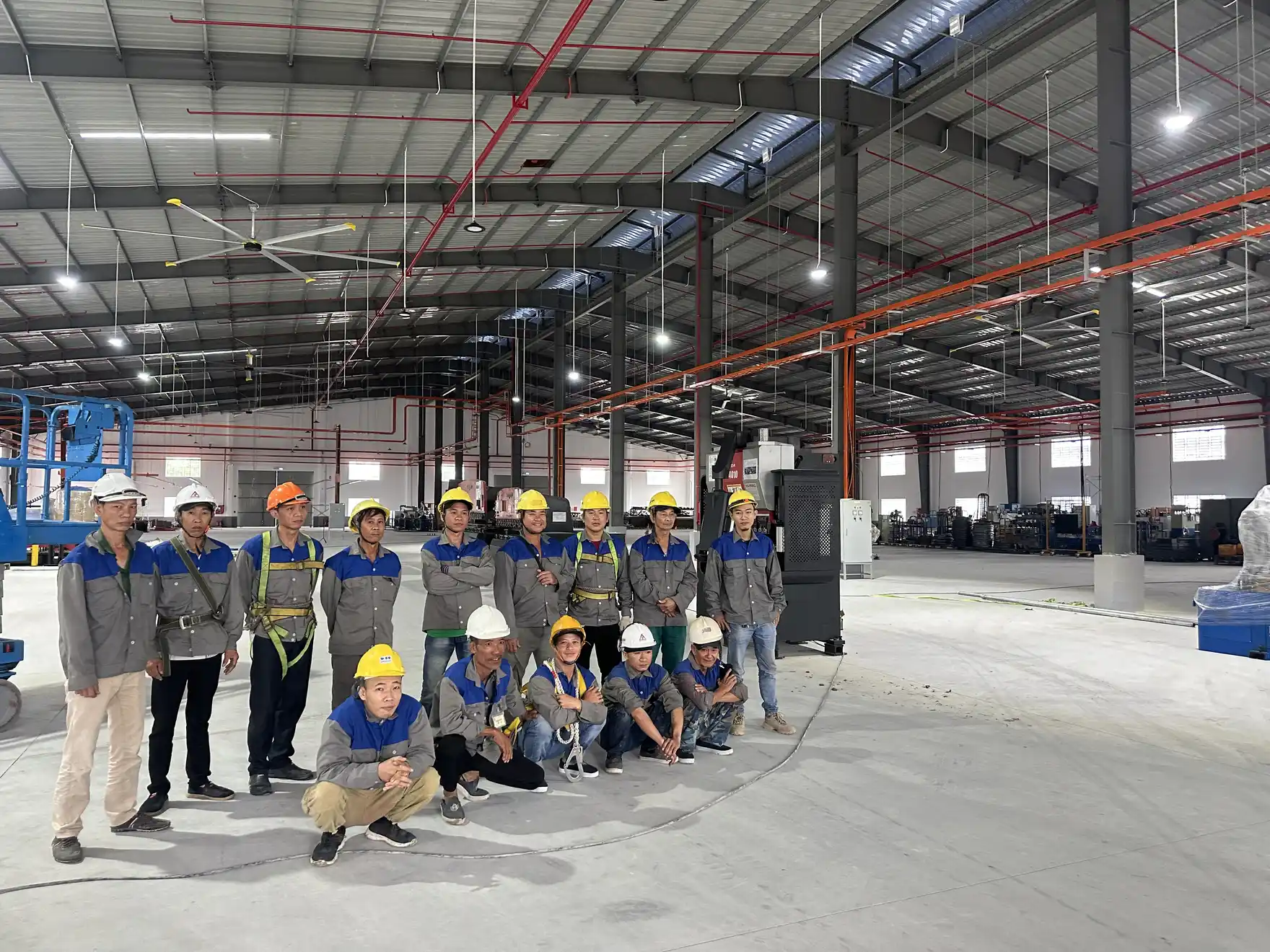 Kỹ sư và công nhân thi công điện tại công trường nhà xưởng