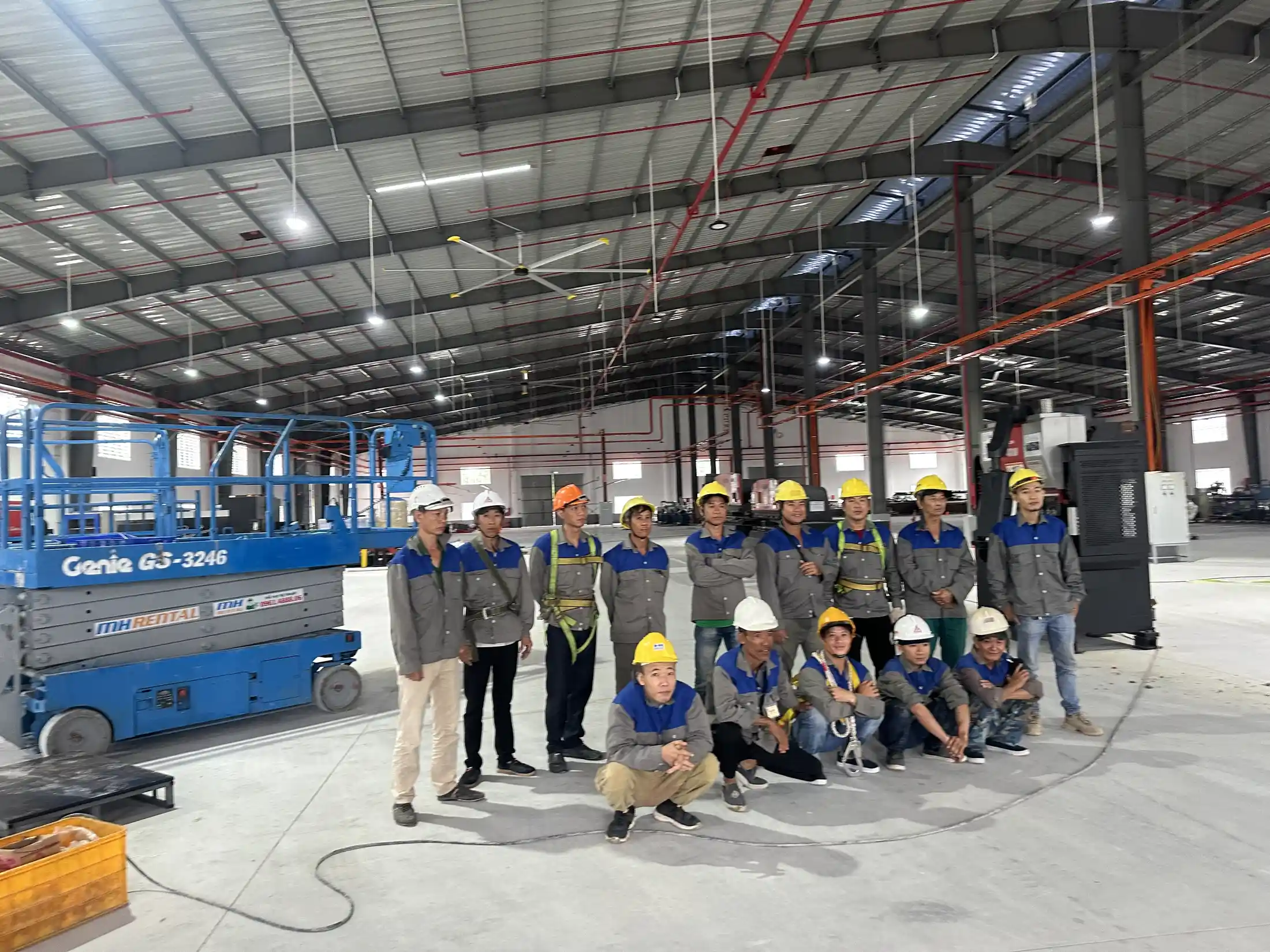 Kỹ sư và công nhân thi công điện nhà xưởng khung thép