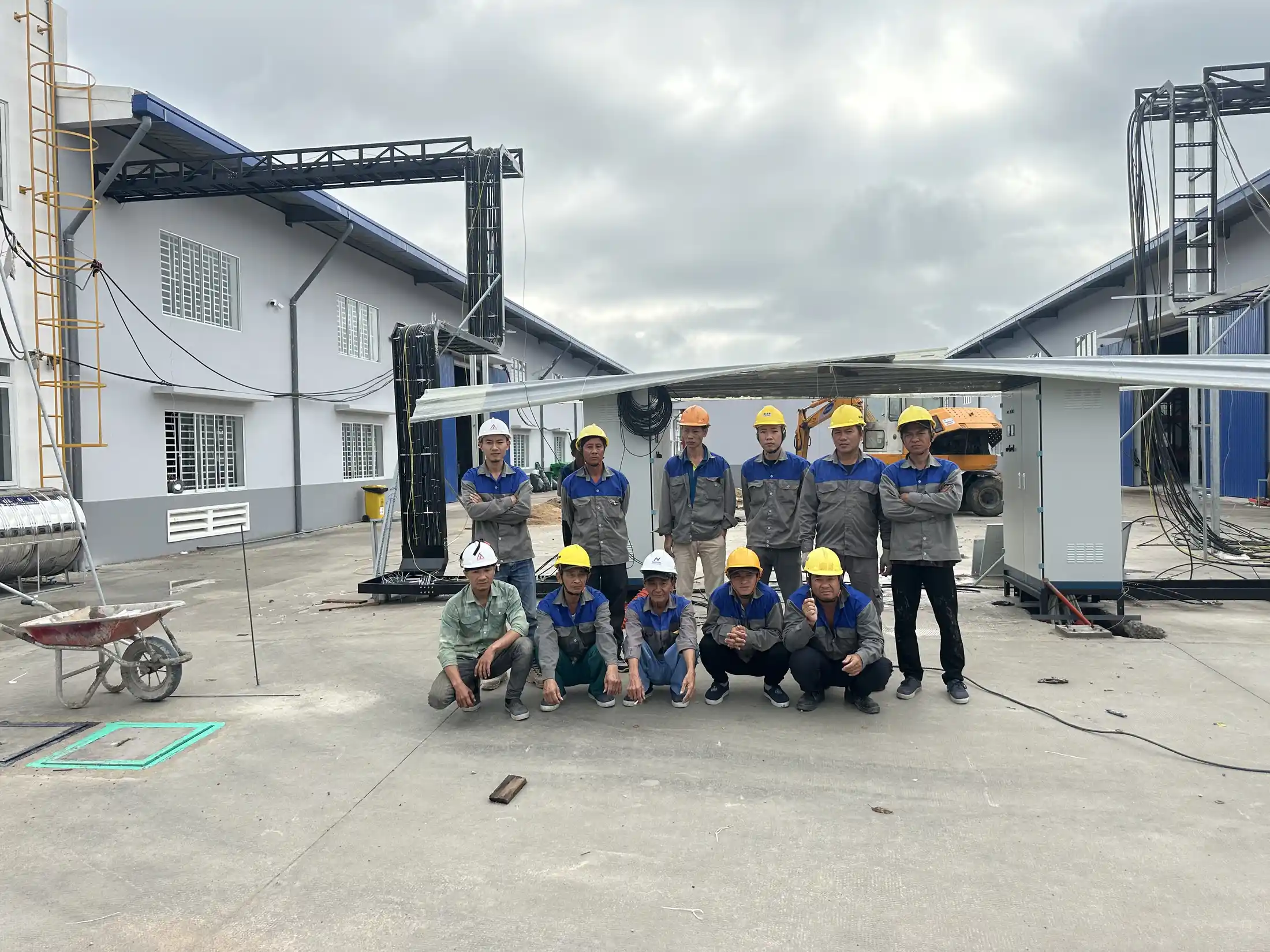 Đội kỹ thuật thi công trạm biến áp cho nhà máy tại Tiền Giang