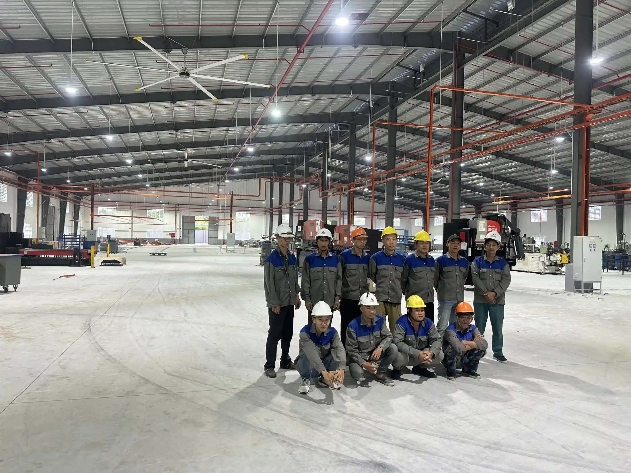 Đối chiếu tủ điện và vật tư trước khi nghiệm thu chi phí