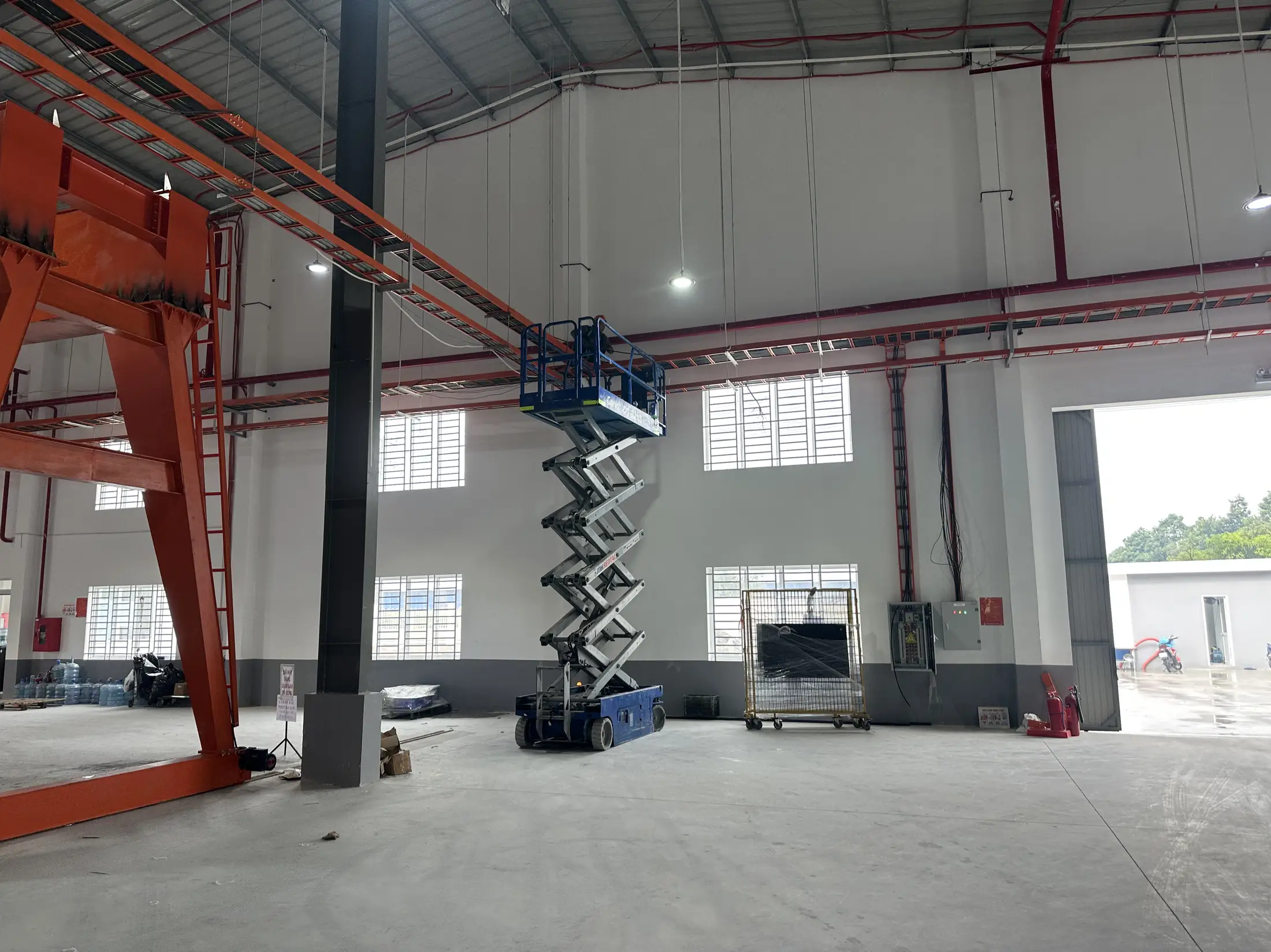 Thi công điện trên cao bằng xe nâng người trong nhà xưởng
