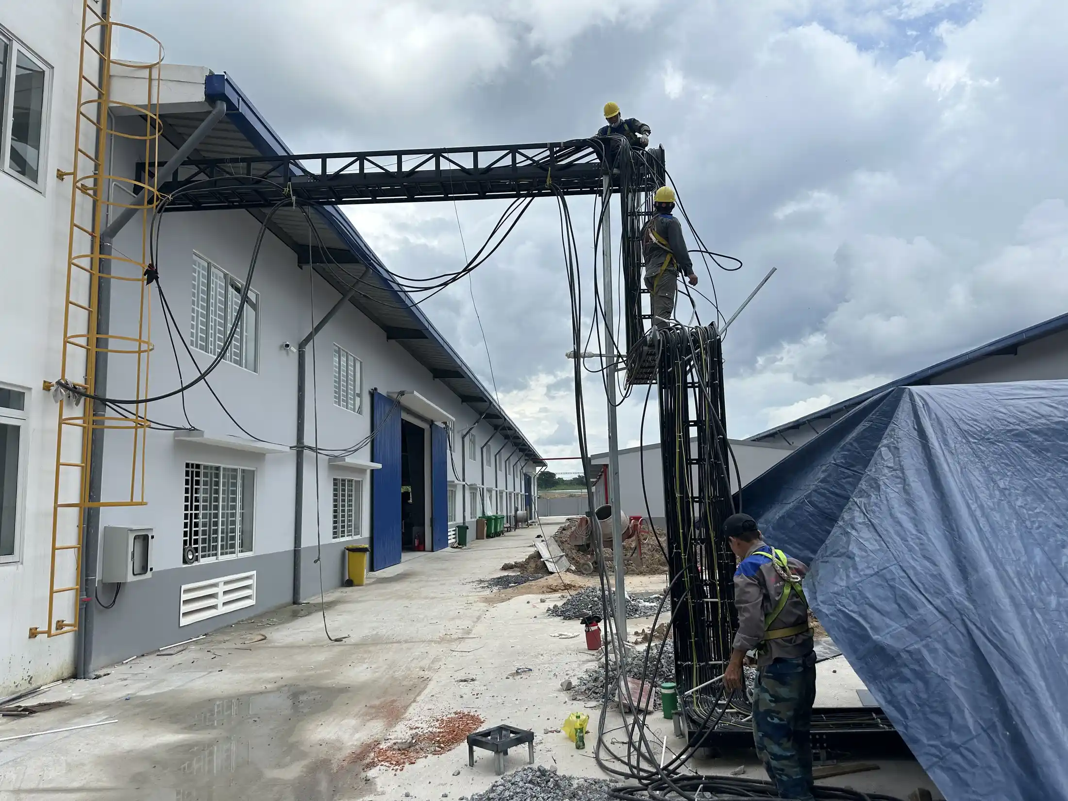 Thi công trạm biến áp và đường dây trung thế