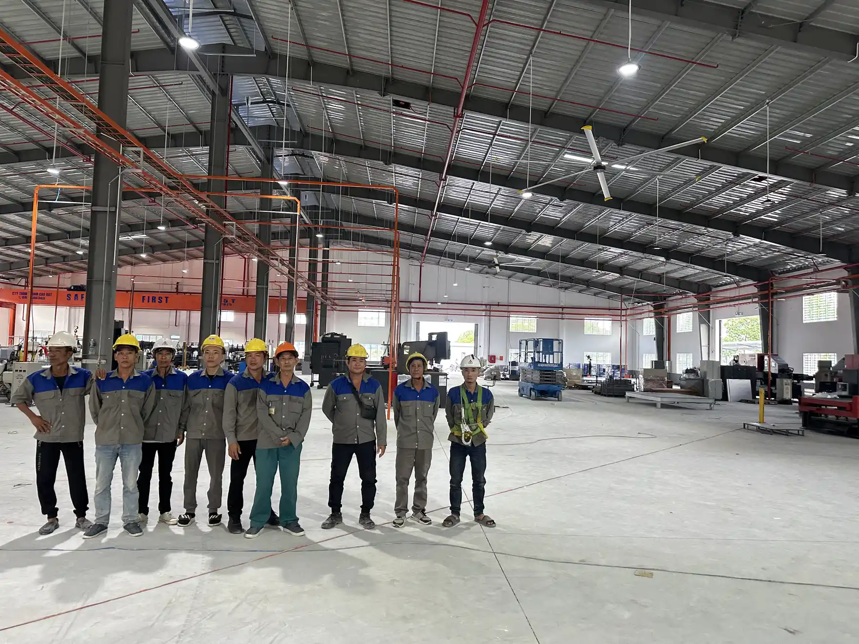 Đo thử hệ thống điện xưởng may trước bàn giao