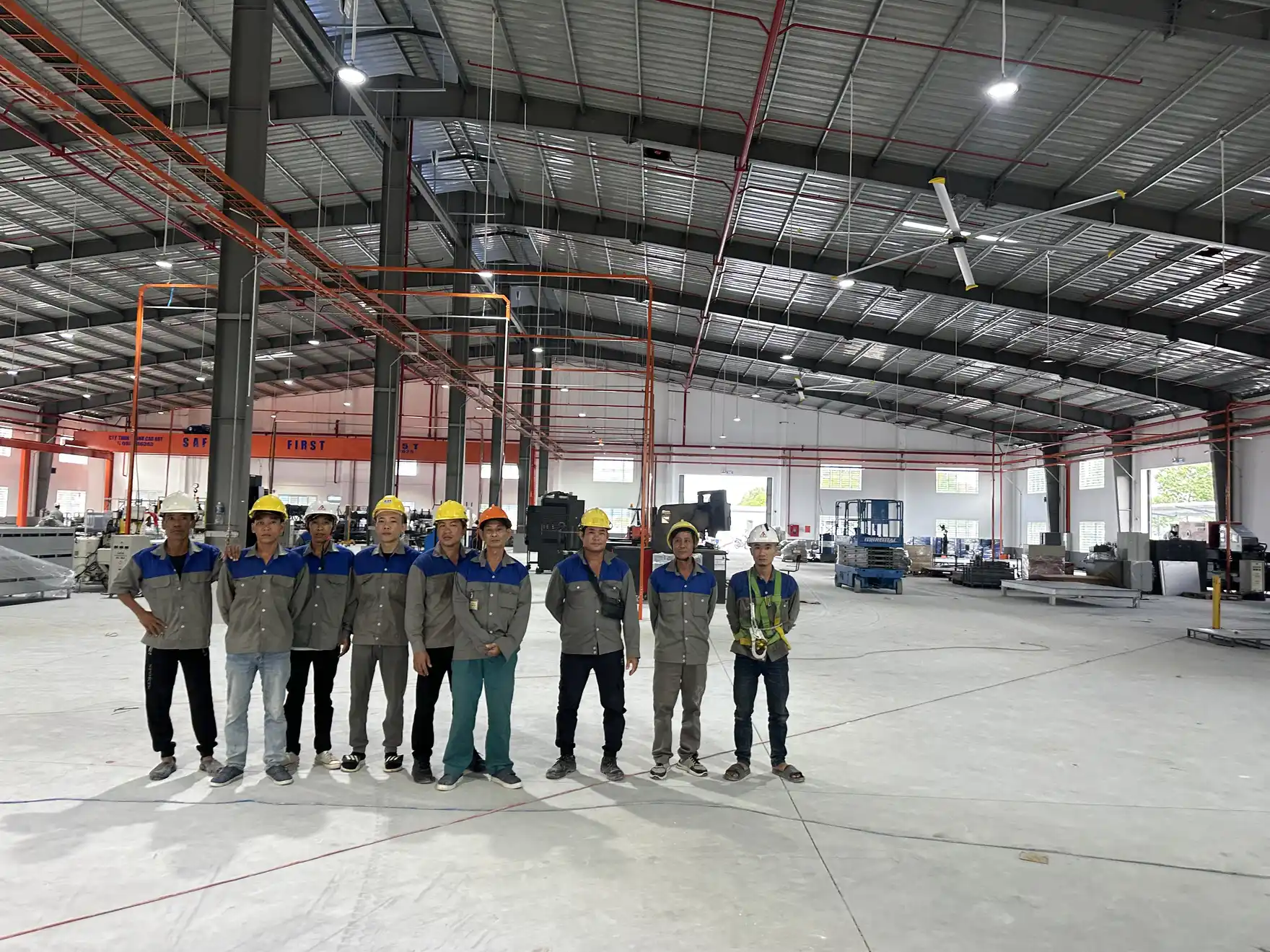 Kiểm tra tuyến cáp trong xưởng may