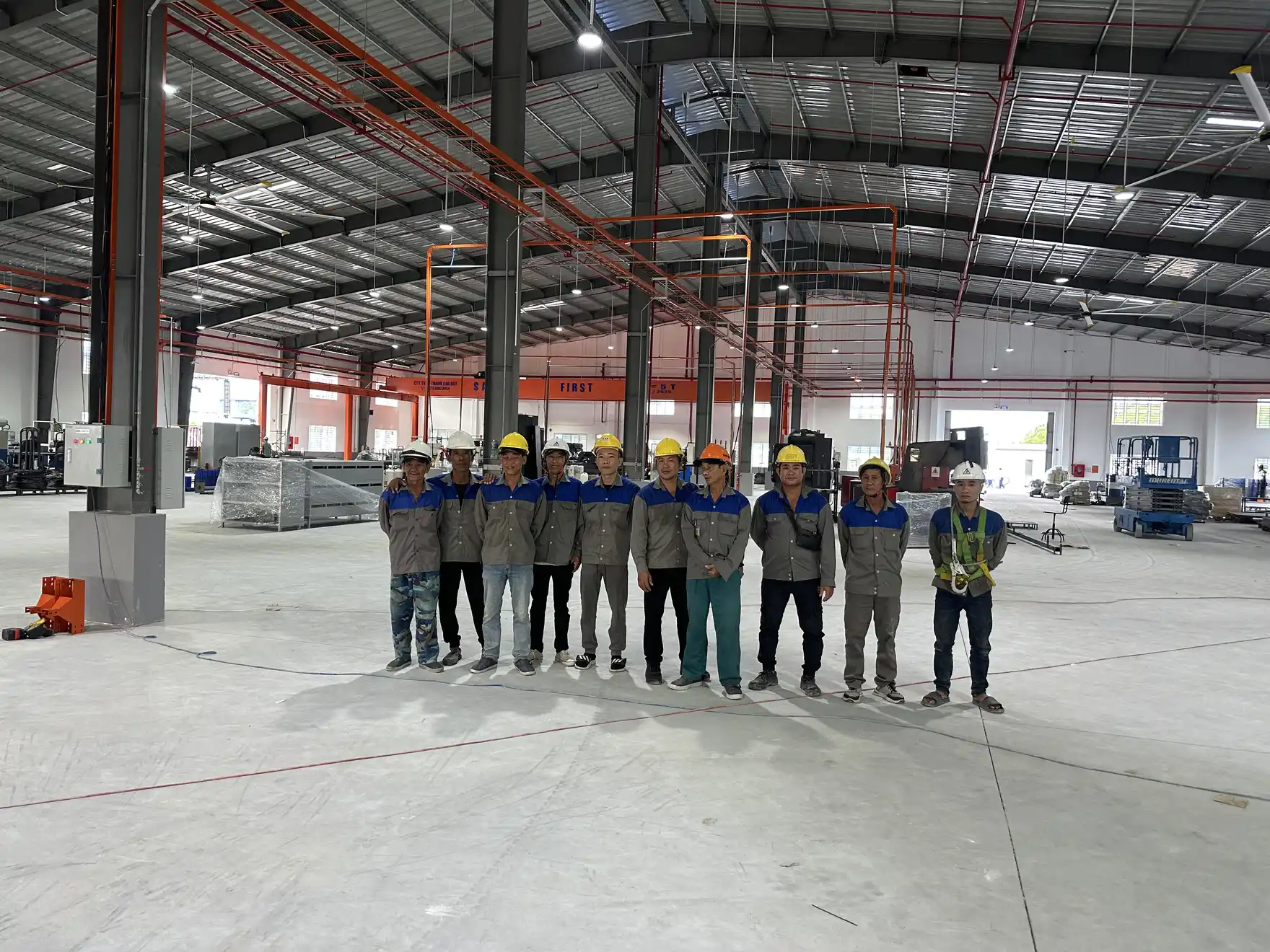 Đội thi công điện Đại Phú Thịnh tại công trình nhà xưởng