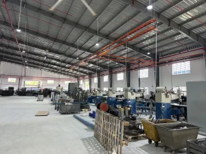 Máy móc và không gian sản xuất trong nhà xưởng