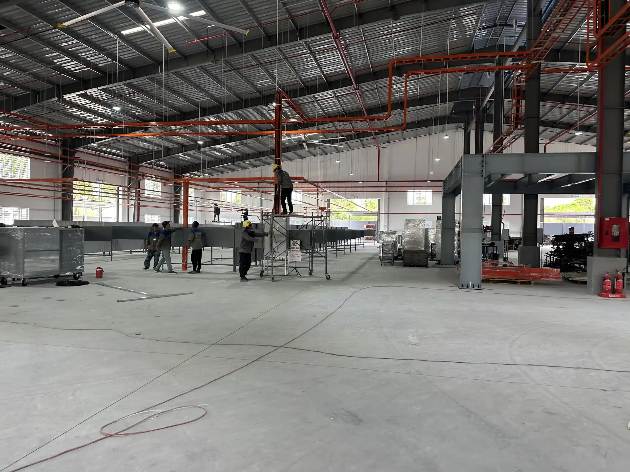 Theo dõi tiến độ thi công điện tại nhà xưởng