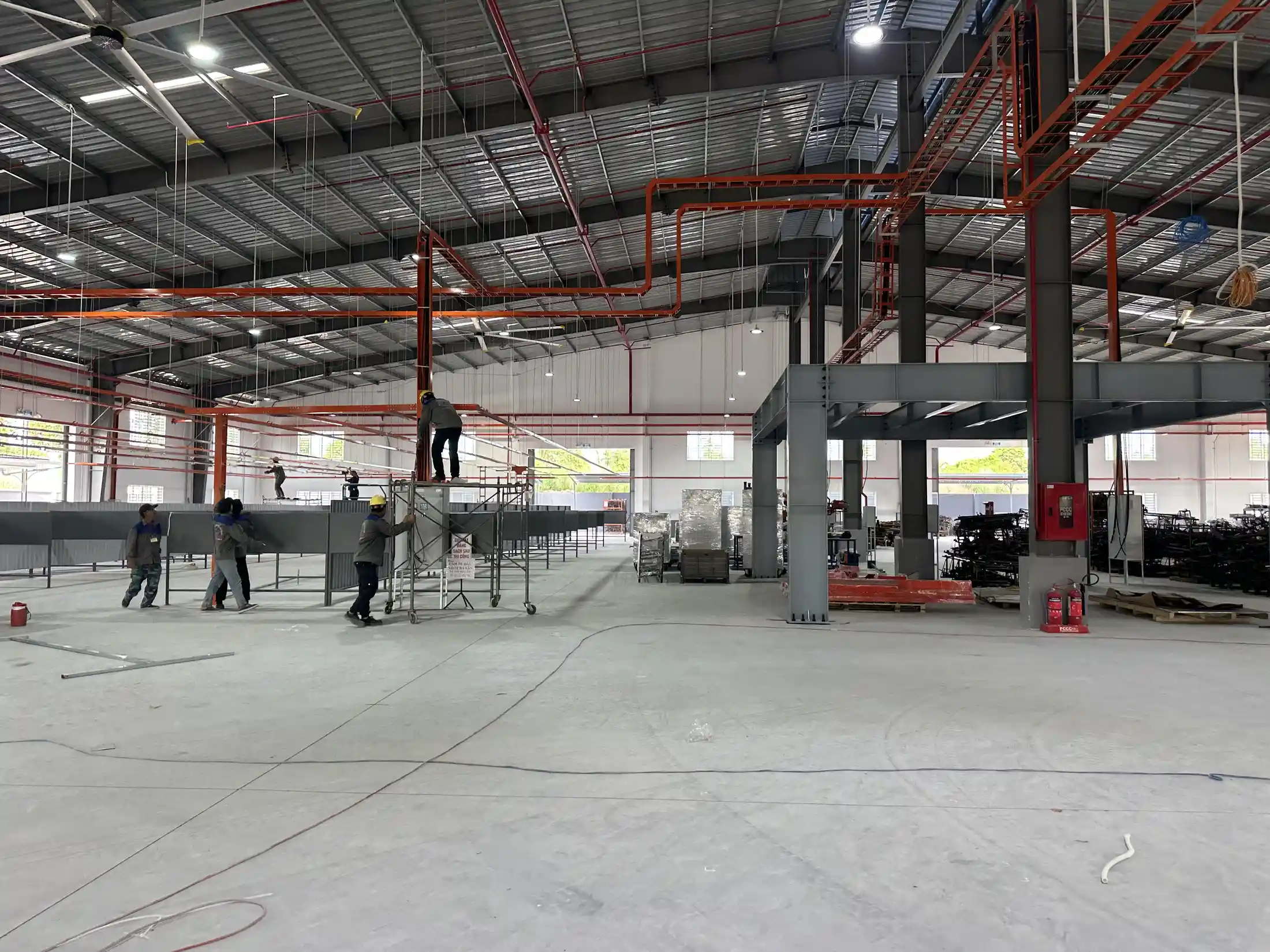 Công trường lắp đặt hệ thống điện nhà xưởng