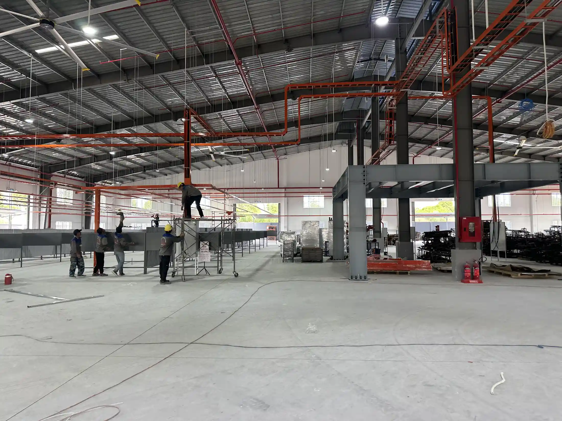 Thiết bị điện và vật tư phục vụ thi công xưởng may