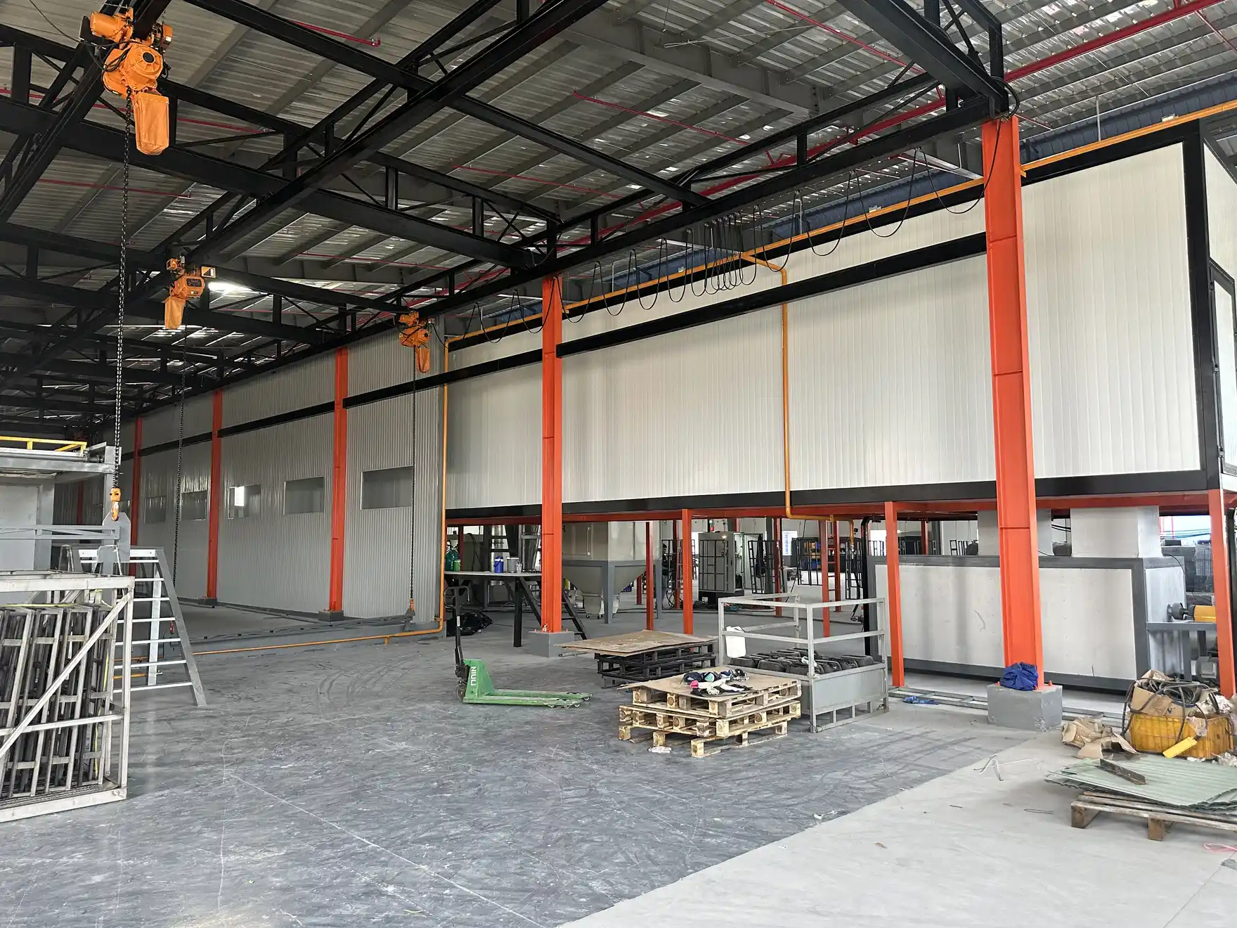Ảnh minh họa tuyến kỹ thuật phía trên khu vực sản xuất.