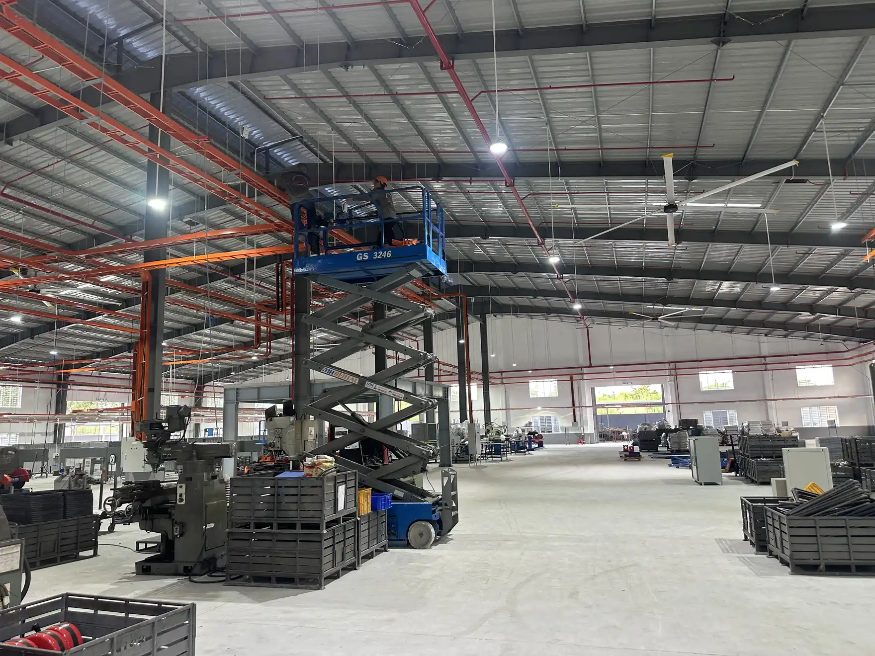Ảnh minh họa không gian máy móc và tuyến kỹ thuật trong nhà xưởng.