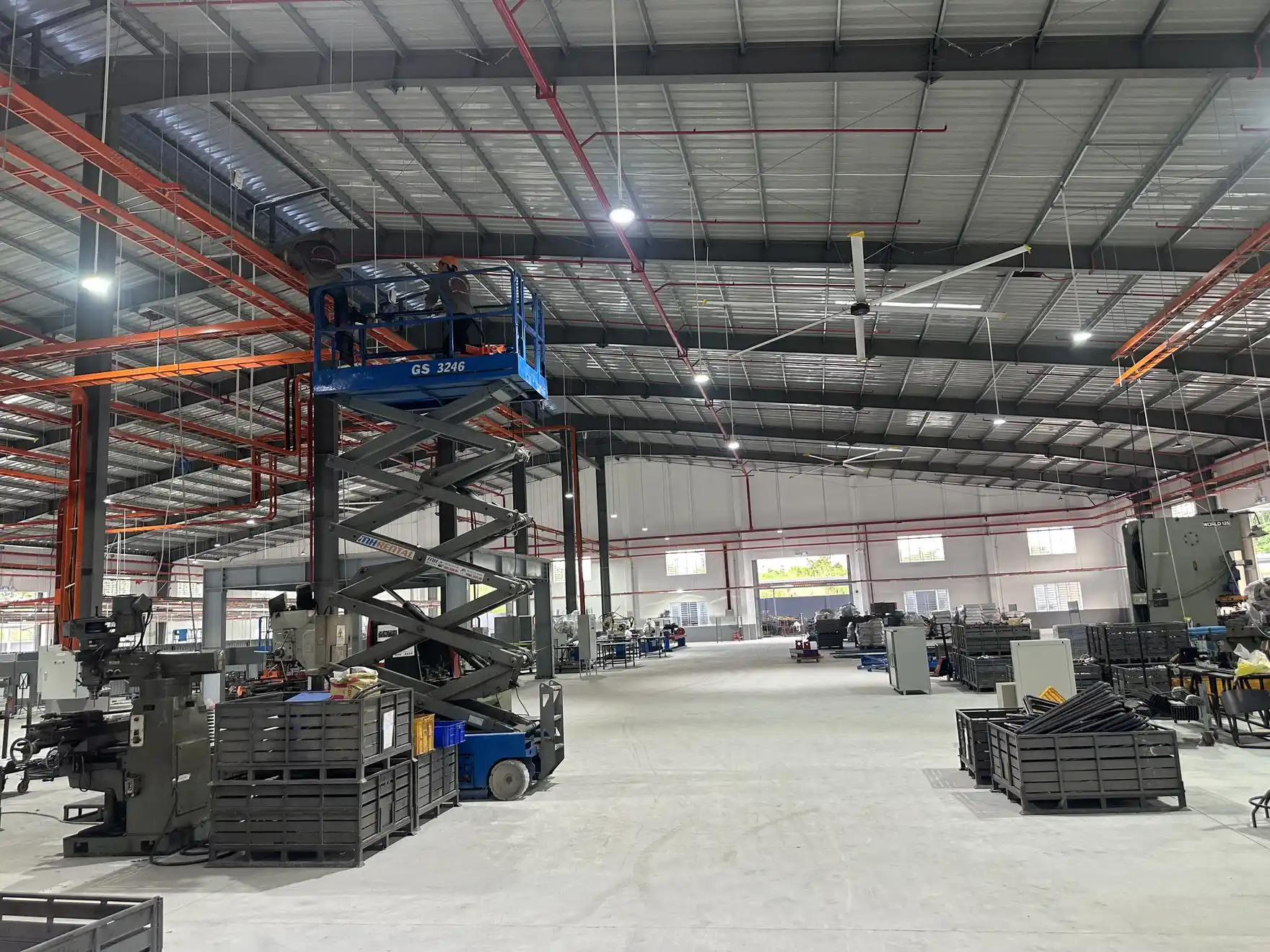 Lắp đặt tuyến máng cáp trên trần nhà xưởng