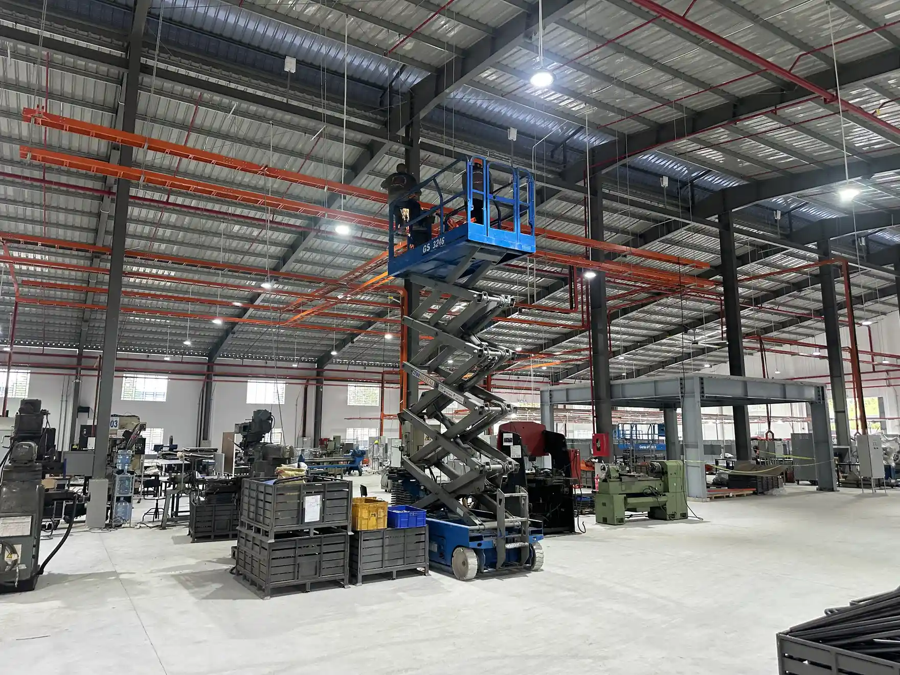 Thi công máng cáp điện trên cao bằng xe nâng người