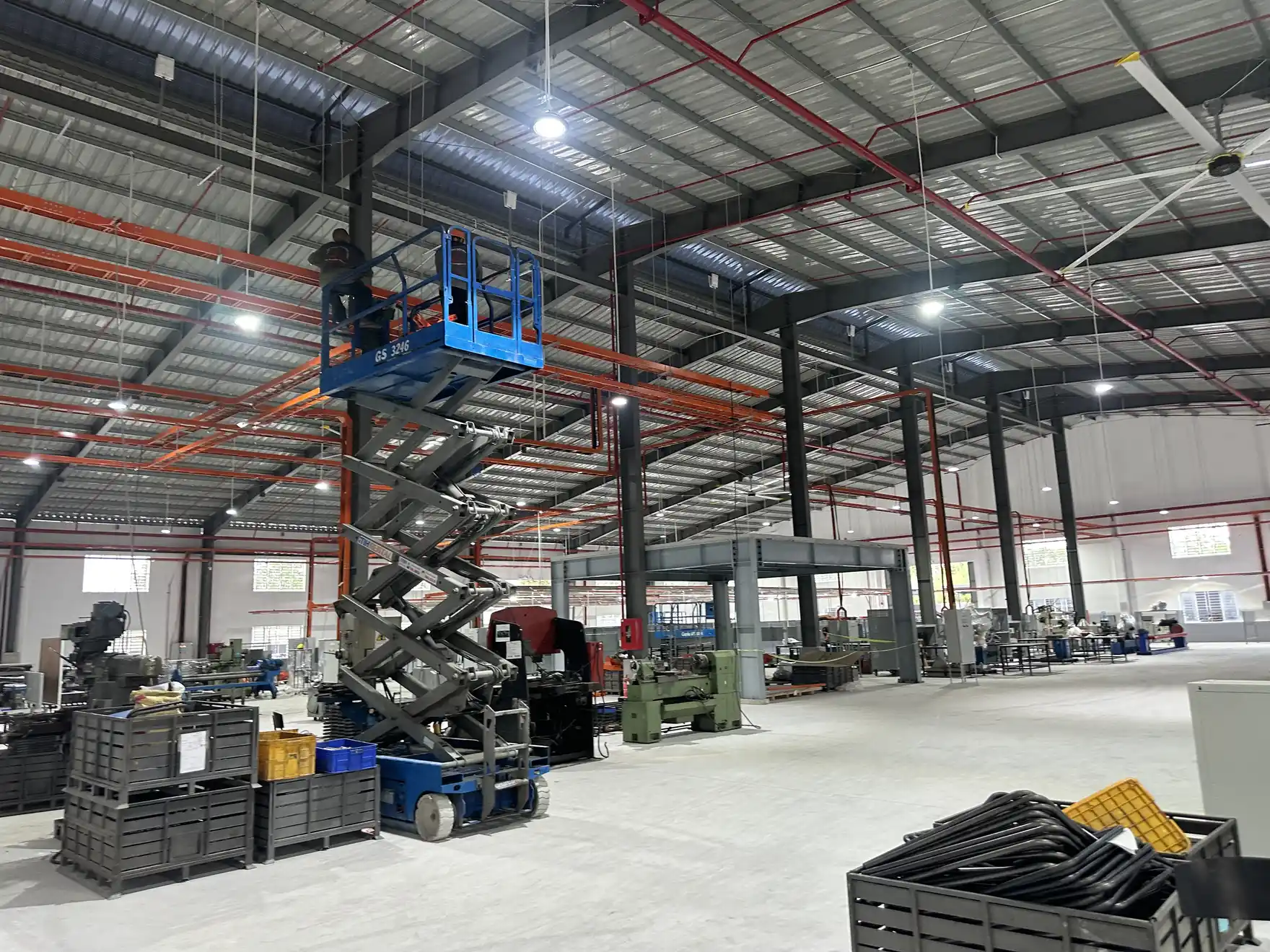 Thi công điện nhà xưởng có máy móc đang vận hành