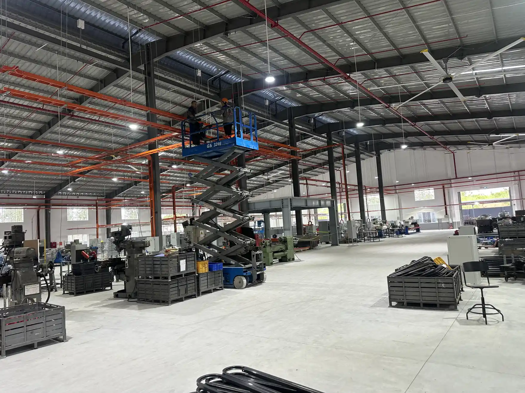 Kiểm tra vật tư thi công điện xưởng may
