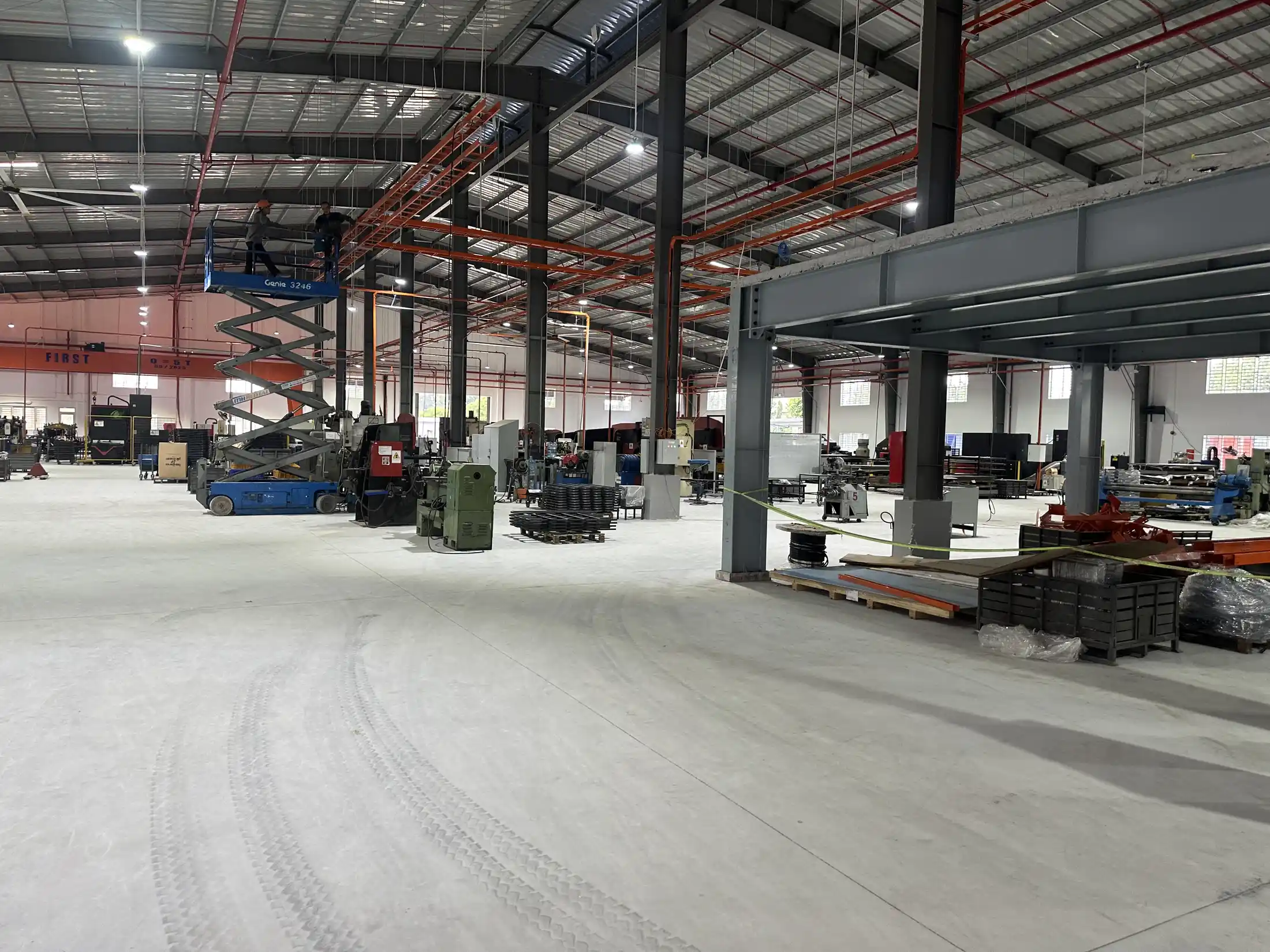 Hệ thống điện cho xưởng cơ khí với máy móc sản xuất