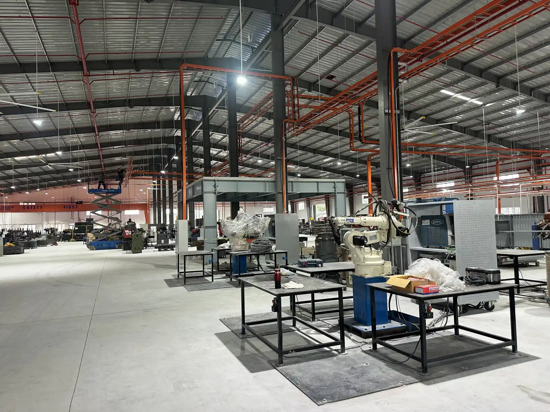 Cấp nguồn điện cho máy móc trong xưởng cơ khí