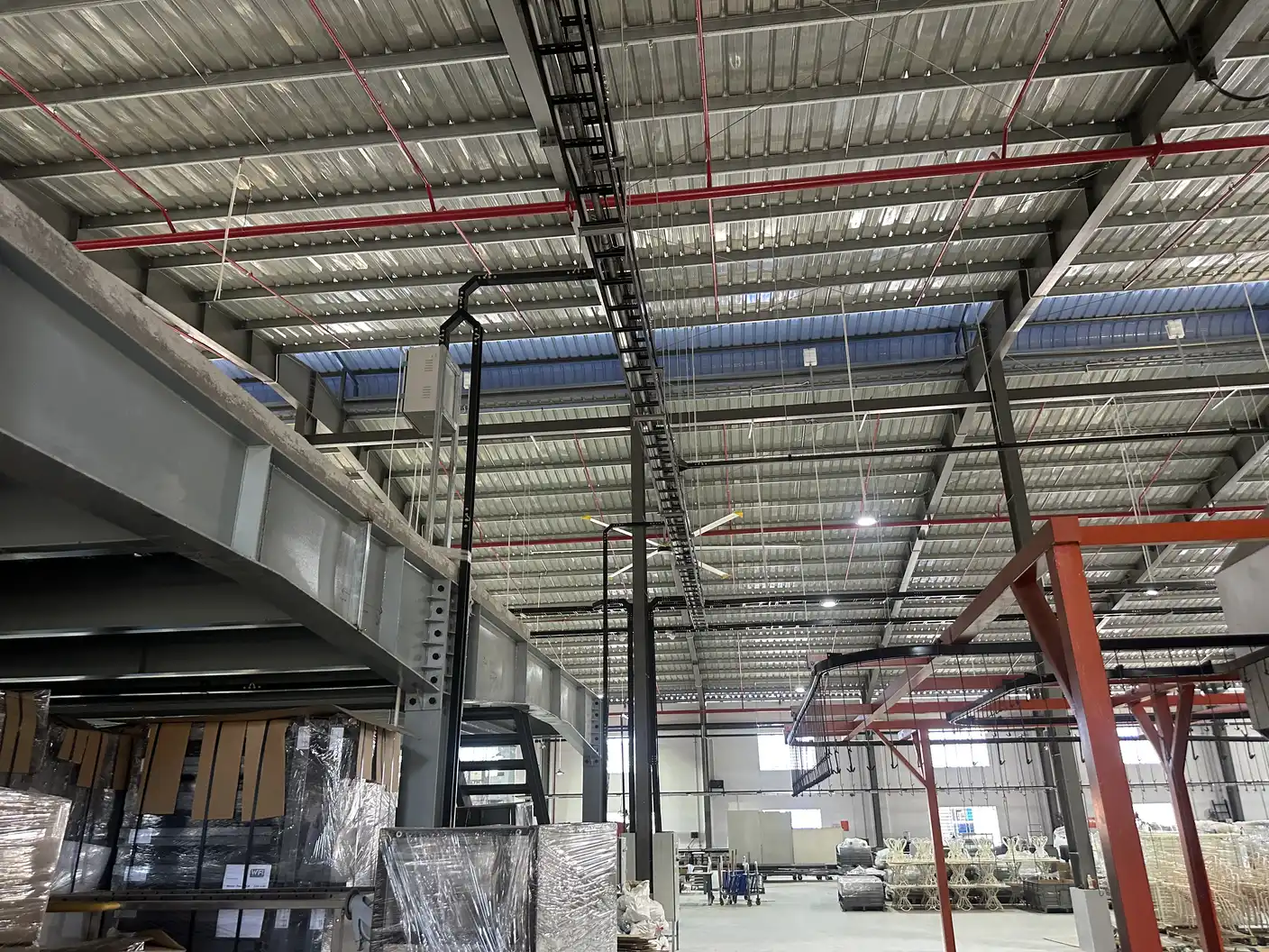 Tuyến kỹ thuật trên cao cần được khảo sát bằng phương án tiếp cận phù hợp, không tự ý leo trèo.
