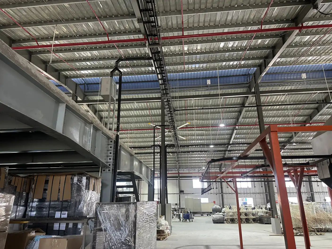 Thi công máng cáp điện trên khung thép nhà xưởng