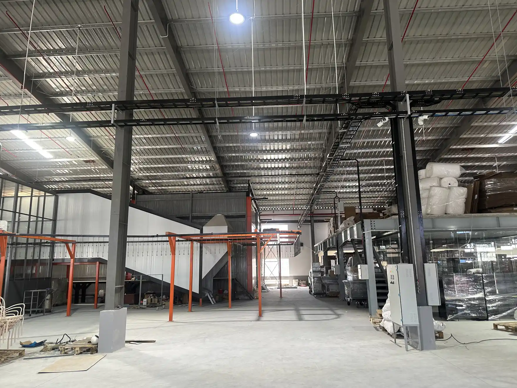 Tuyến ống và máng cáp điện trong nhà xưởng
