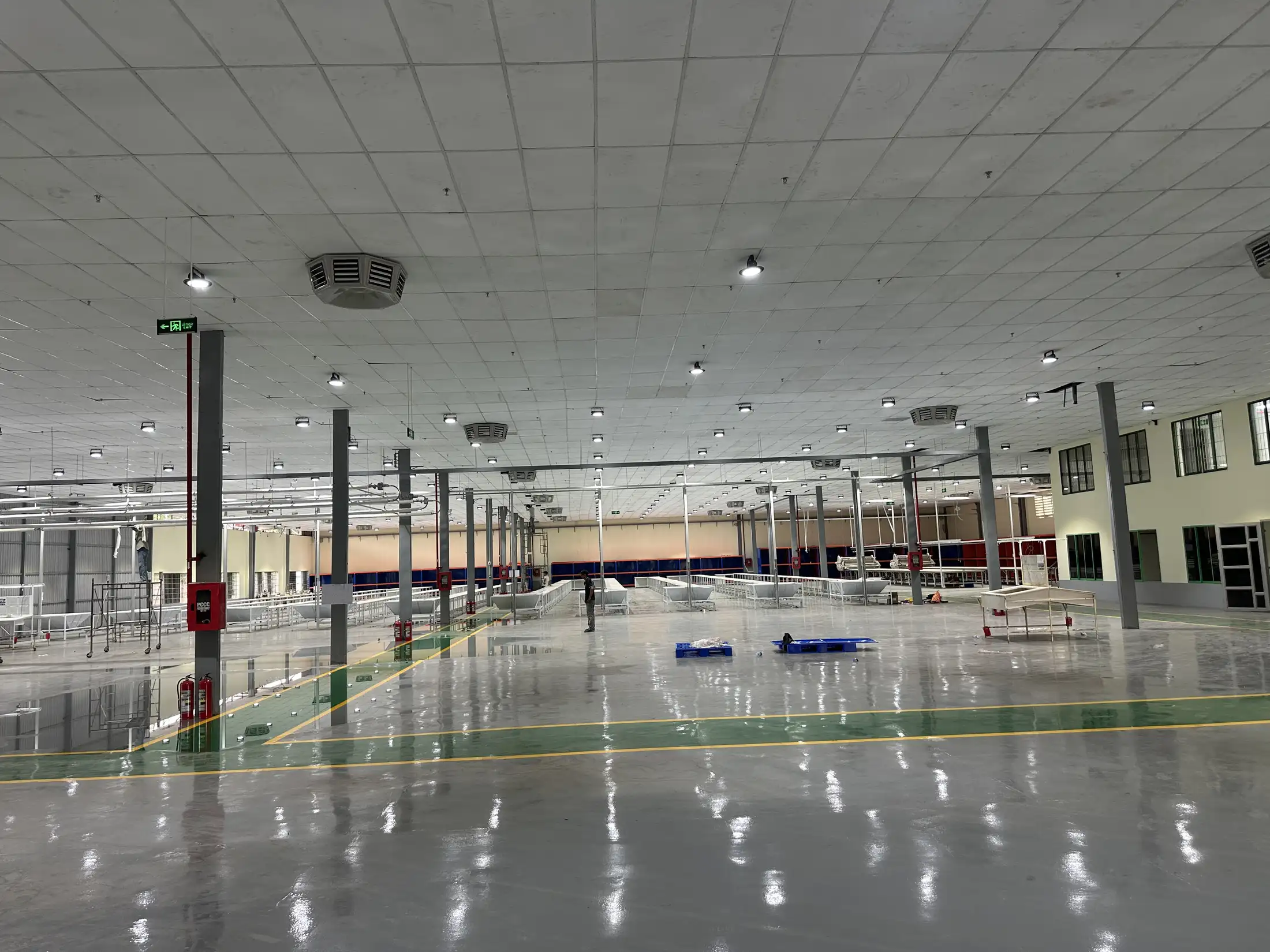 Nhà xưởng trong giai đoạn thi công hệ thống điện