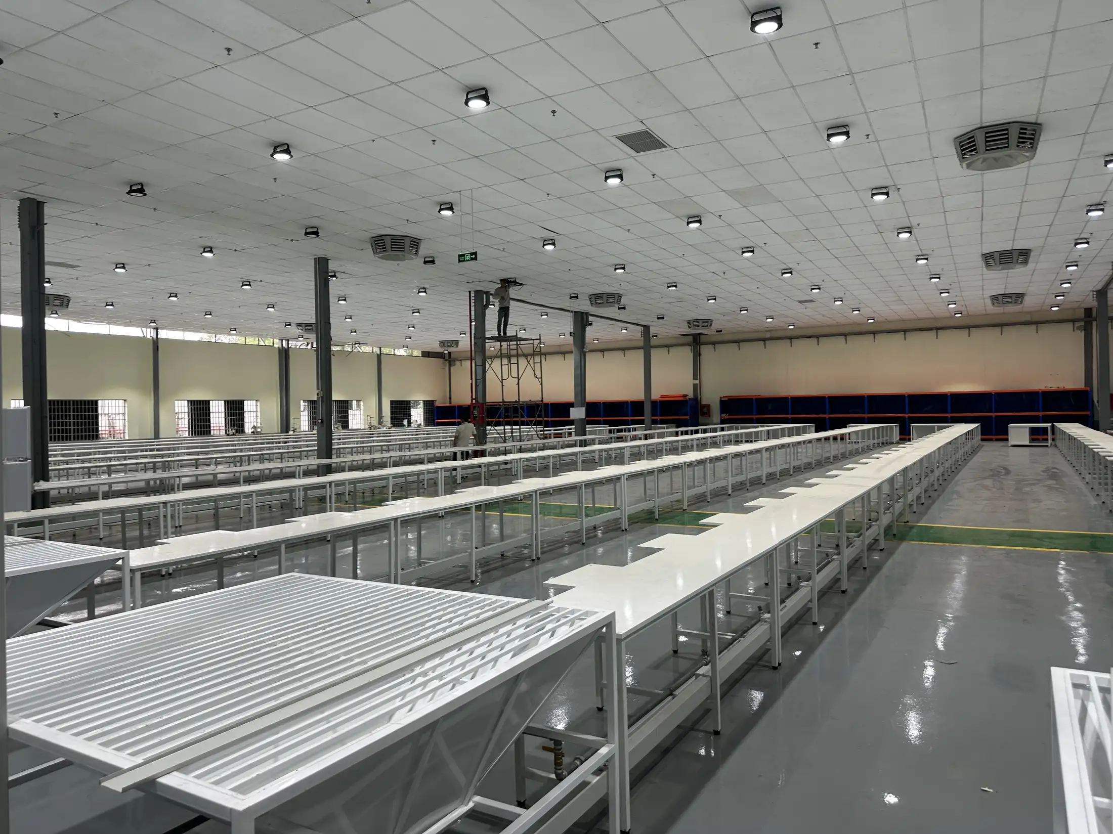 Kiểm tra cáp điện và máng cáp bảo đảm an toàn cơ khí trong nhà xưởng