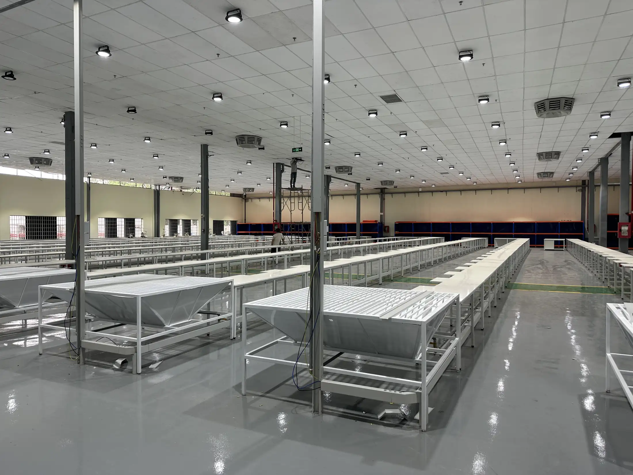 Kiểm tra tủ điện và thiết bị bảo vệ được bố trí hợp lý trong nhà xưởng