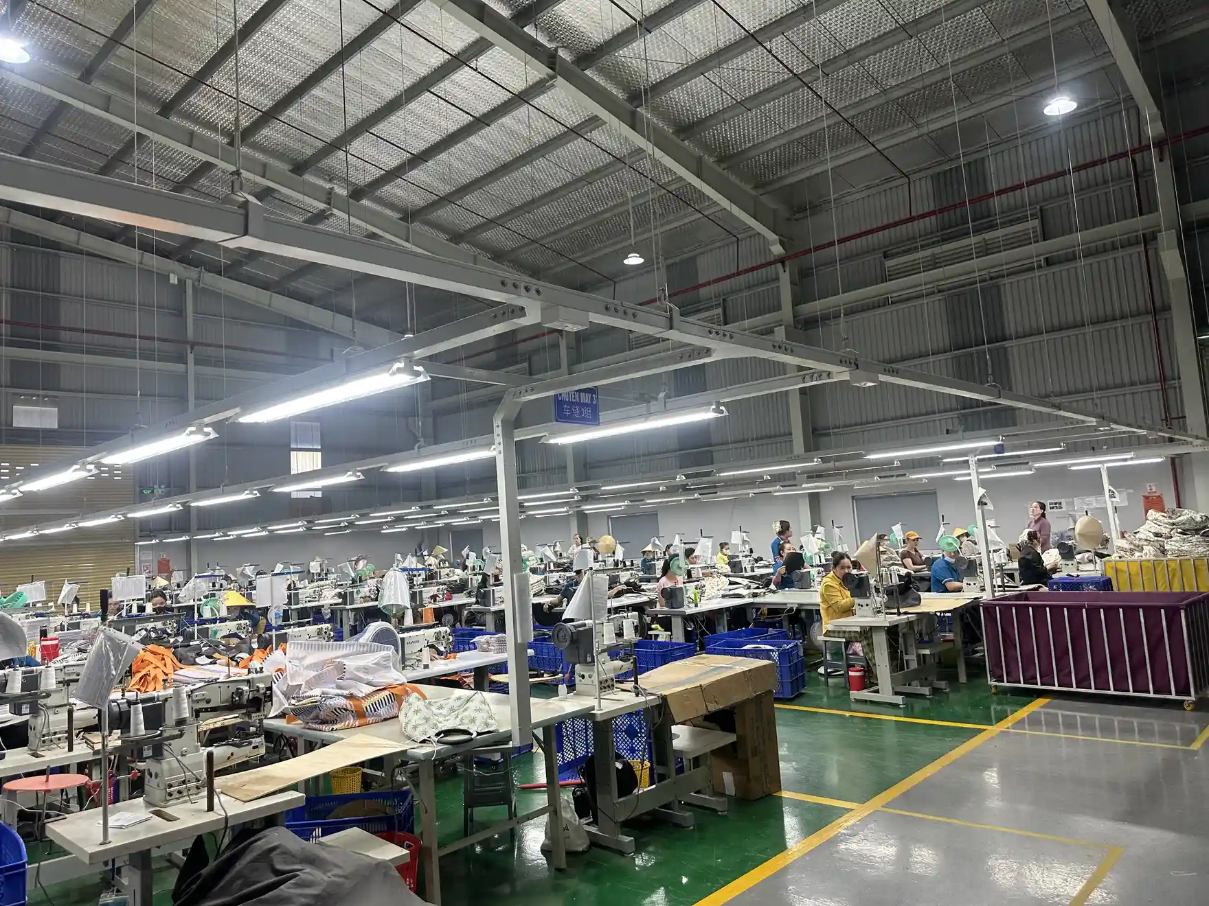thời gian triển khai lắp đặt hệ thống điện nhà xưởng - Vật tư theo nhịp mặt bằng tại hiện trường nhà xưởng.