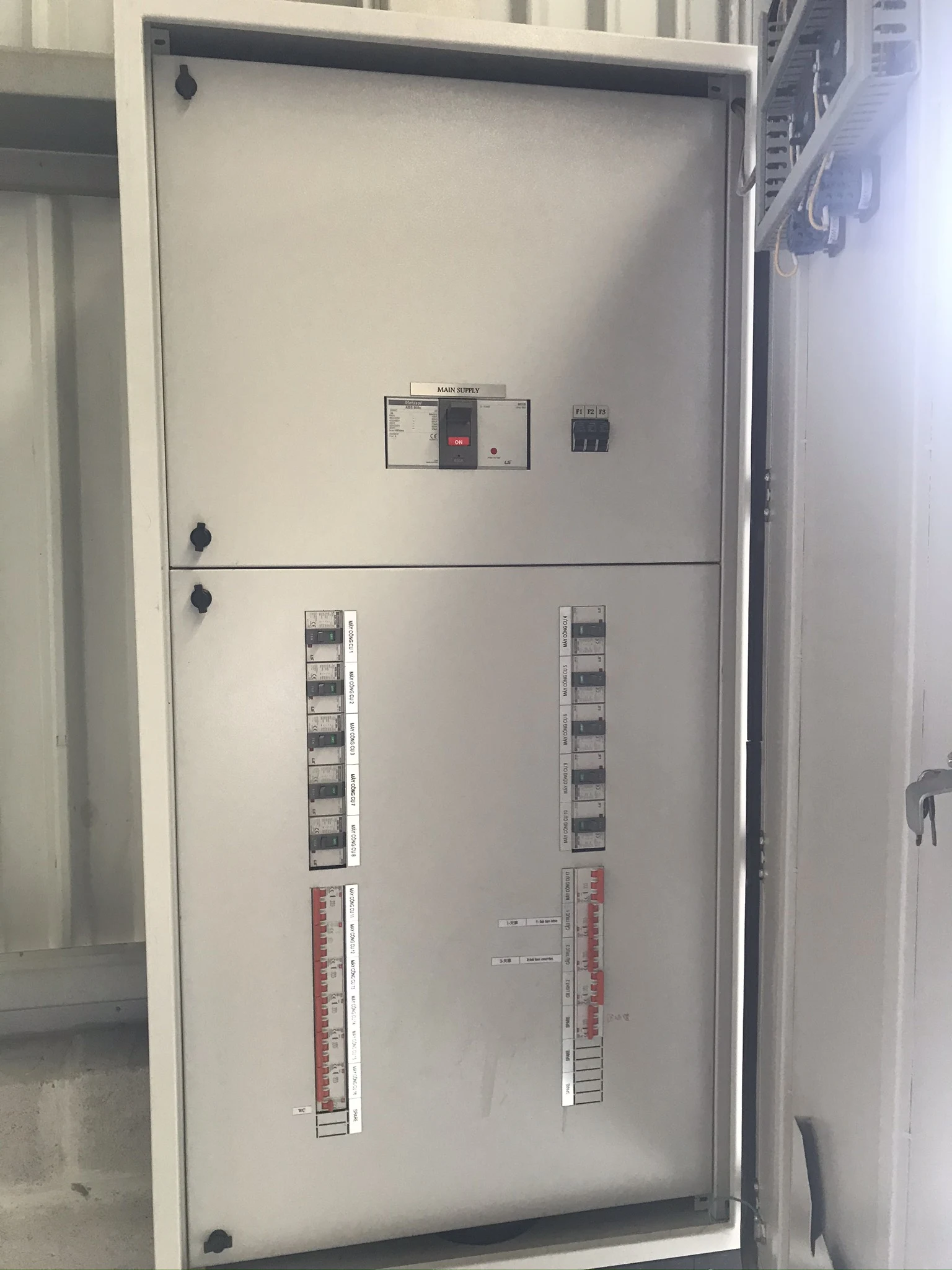 các lỗi thường gặp khi lắp đặt hệ thống điện nhà xưởng - Cáp uốn quá bán kính tại hiện trường nhà xưởng.