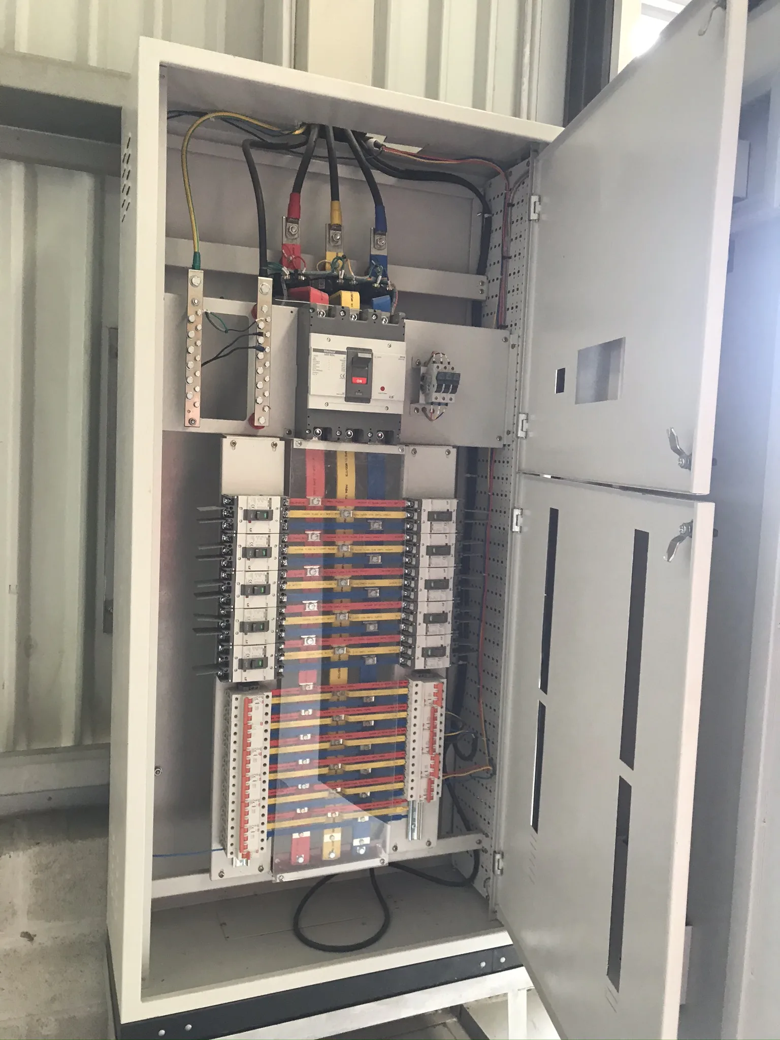 các lỗi thường gặp khi lắp đặt hệ thống điện nhà xưởng - Tuyến máng cáp sai cao độ tại hiện trường nhà xưởng.