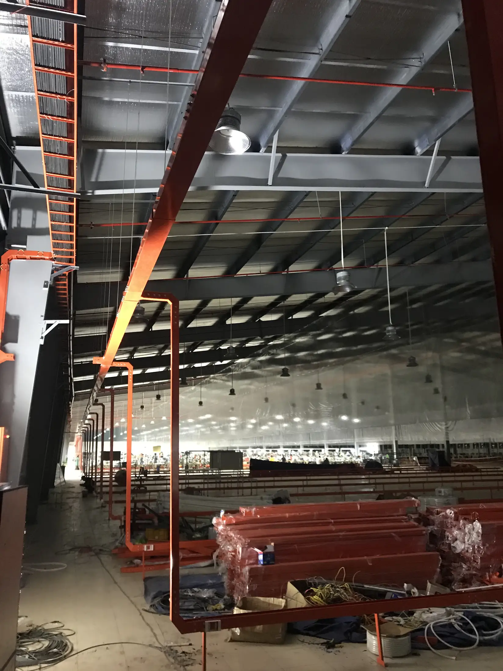 Máng cáp và đường ống kỹ thuật lắp trên trần nhà xưởng
